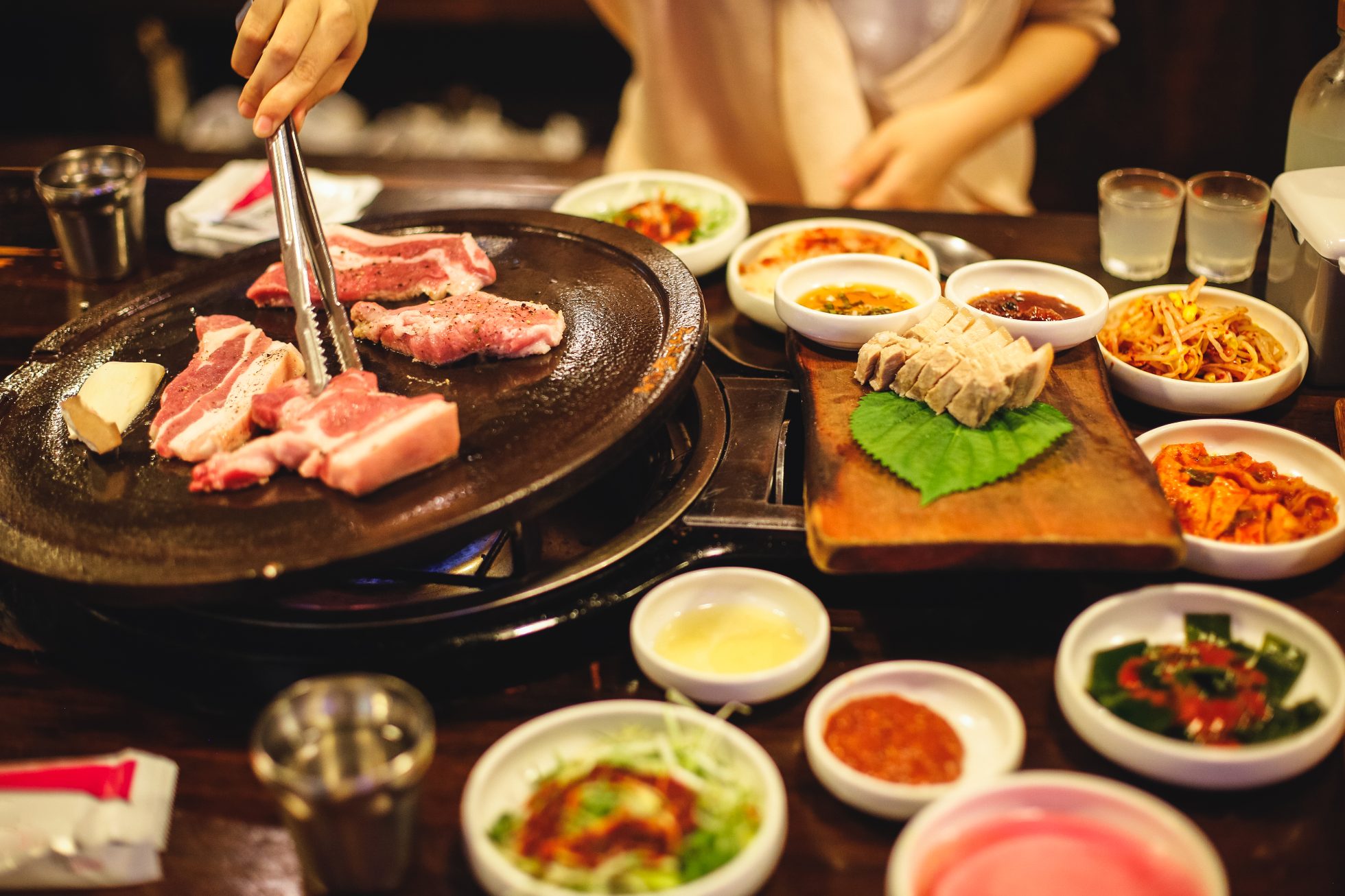 Słynny koreański grill z grubymi kawałkami boczku wieprzowego i wszelkiego rodzaju dodatkami, wyspa Jeju, Korea Południowa., kuchnia koreańska