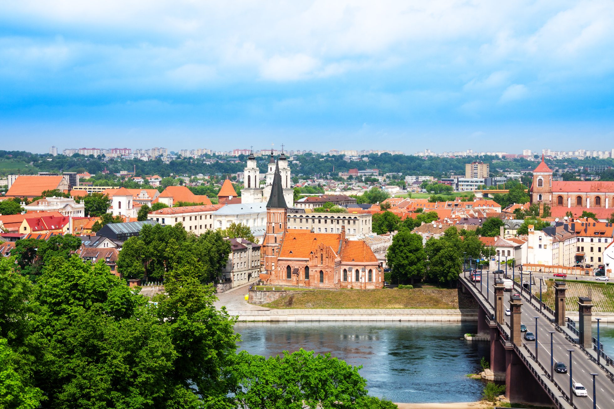 Panorama del fiume e della città di Kaunas a ovest della Lituania con la chiesa sul fiume Front Nemunas