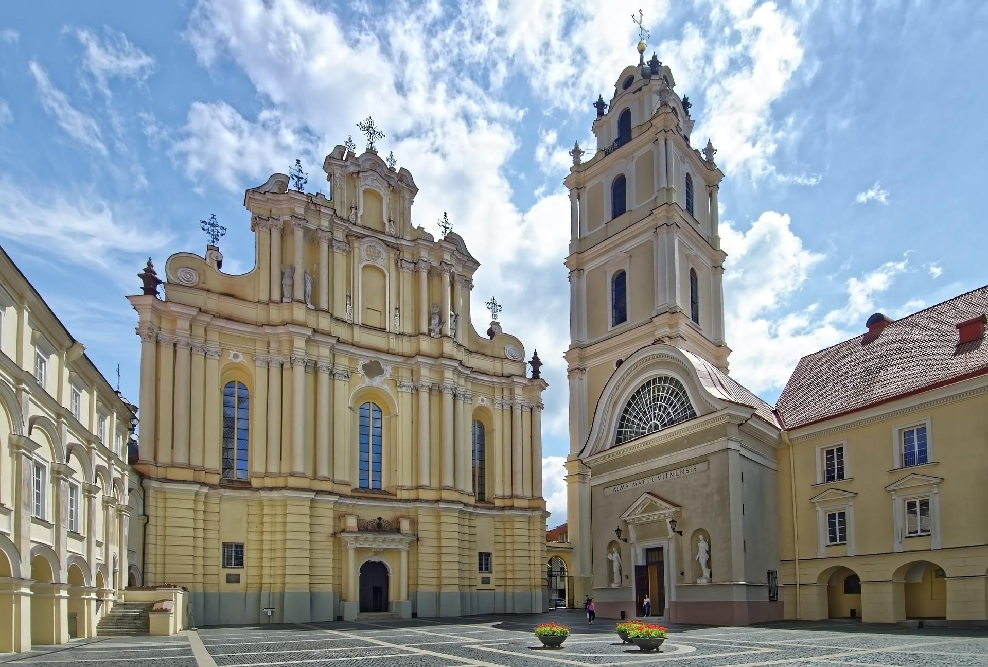 Wilno - tu zabytki sakralne łączą się z wielką literaturą, co pokazuje cerkiew św. Trójcy i klasztor bazylianów