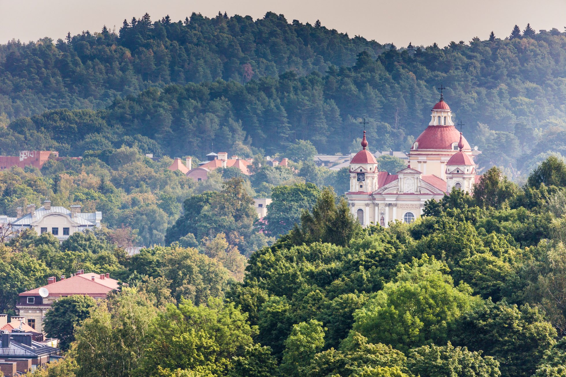 Zarezerwuj bilety lotnicze do WIlna i zachwyć się panoramicznym widokiem na budynki Starego Miasta!