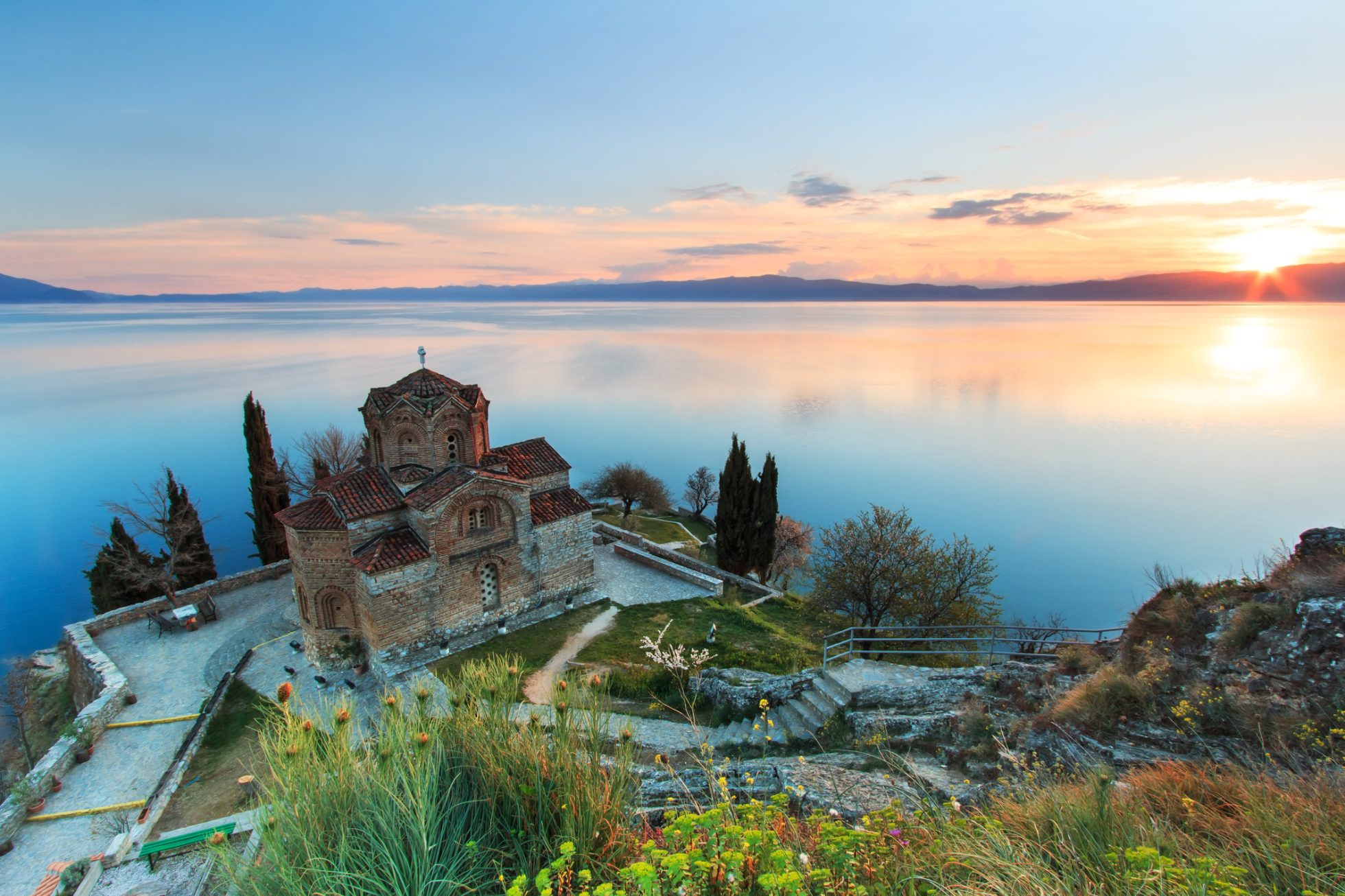 Cerkiew Świętego Jana Kaneo nad Jeziorem Ochrydzkim, Macedonia o zachodzie słońca