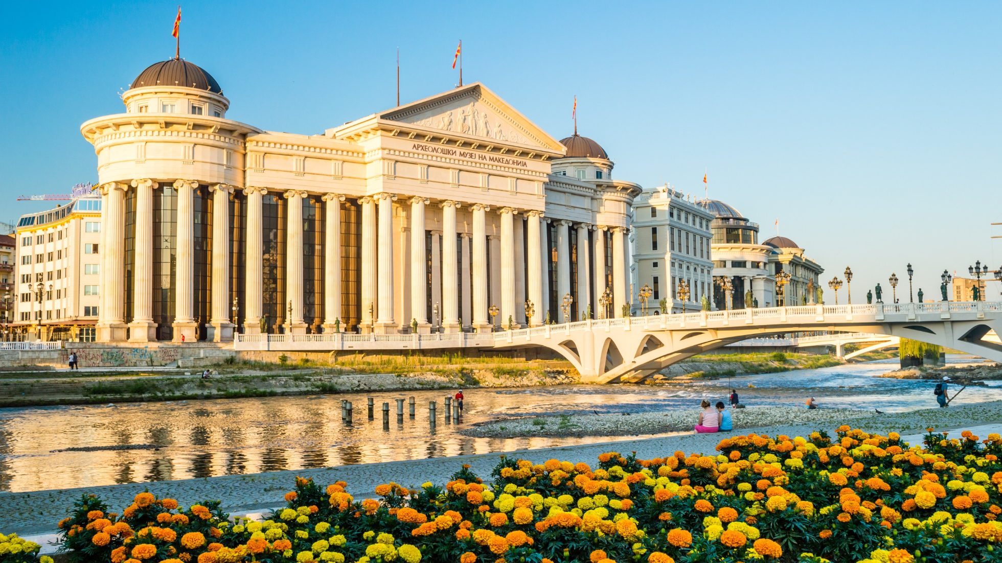 Muzeum Archeologiczne Macedonii i Most Cywilizacji w centrum Skopje