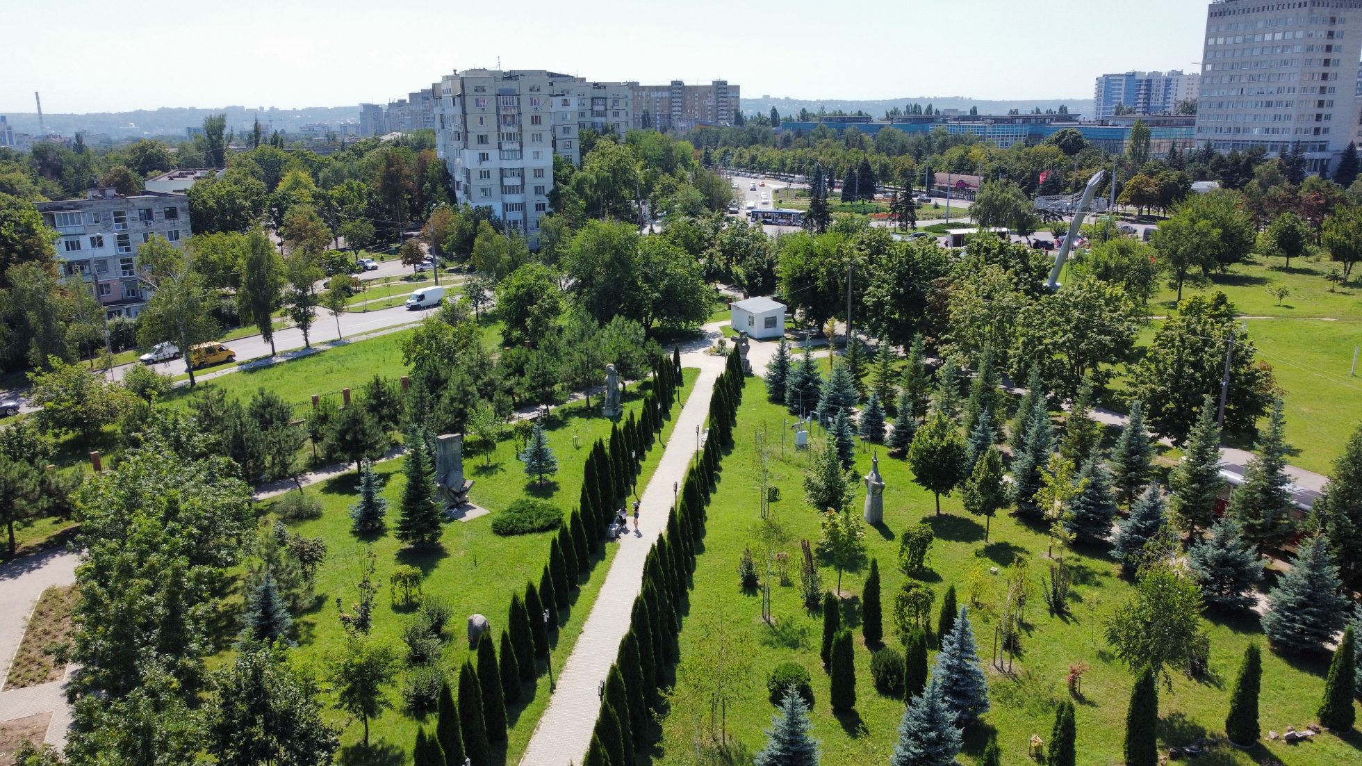 Widok na socrealistyczne osiedle i park w Kiszyniowie