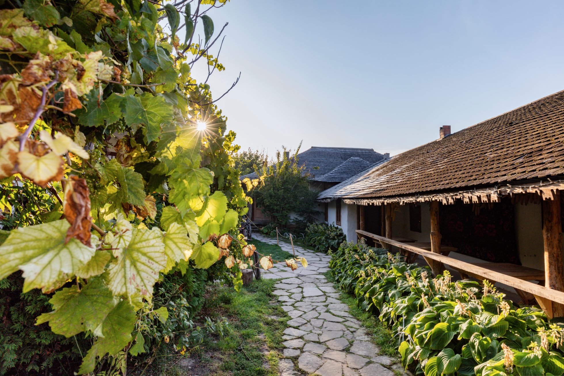 Wschód słońca przy restauracji w Butuceni. Butuceni, Mołdawia.