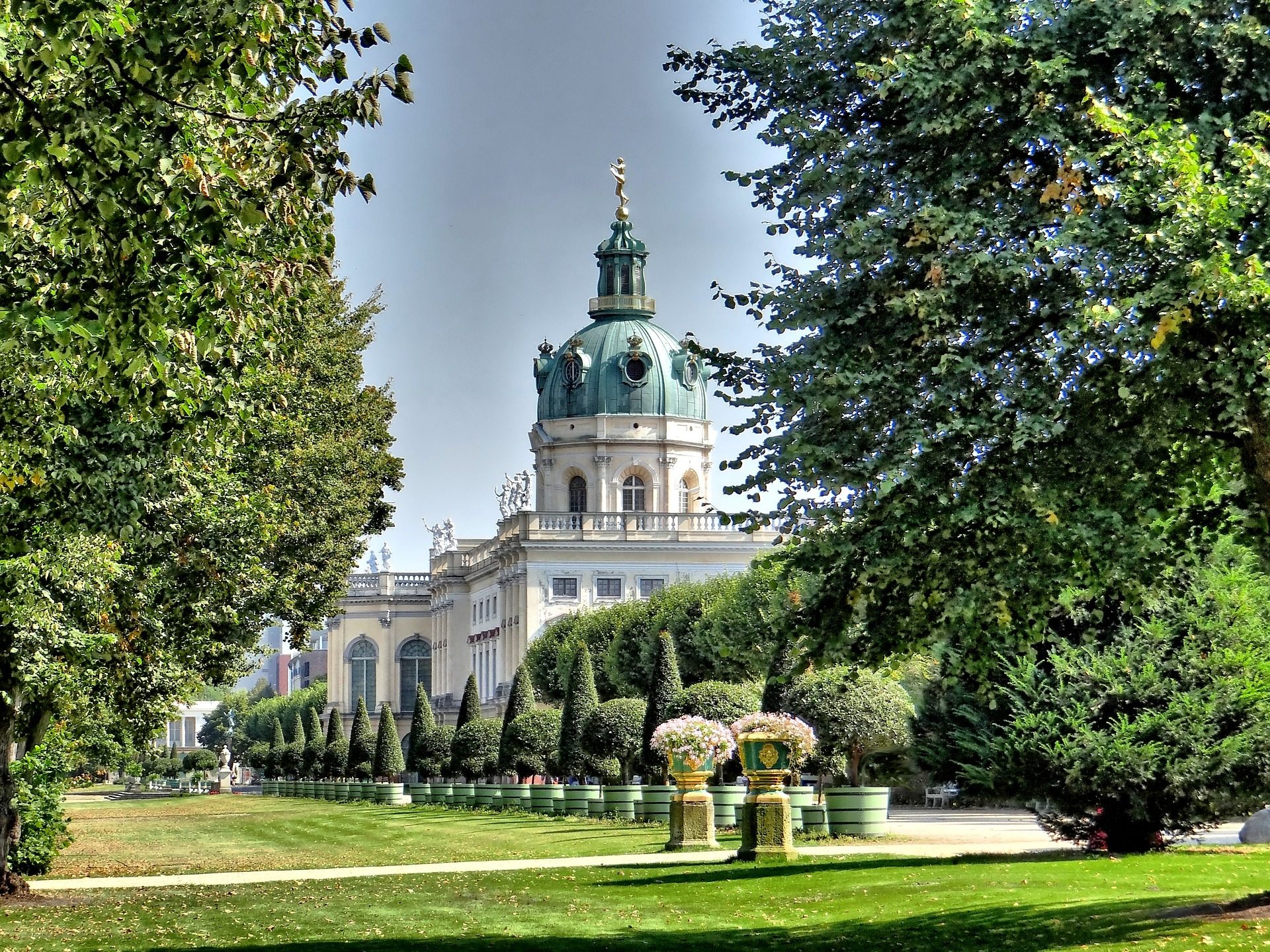 Widok na ogród pałacowy Charlottenburg pod Berlinem