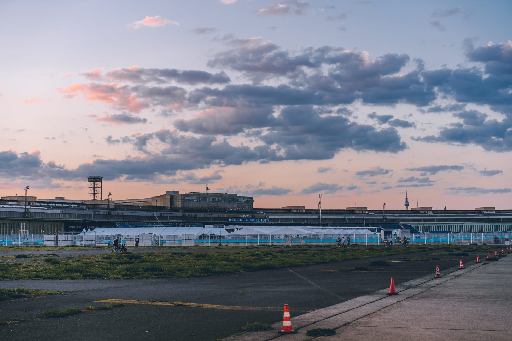 Nieczynne lotnisko Tempelhof w Berlinie