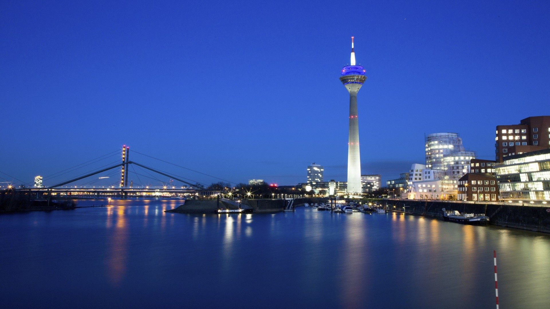 Panorama miasta Dusseldorf w nocy