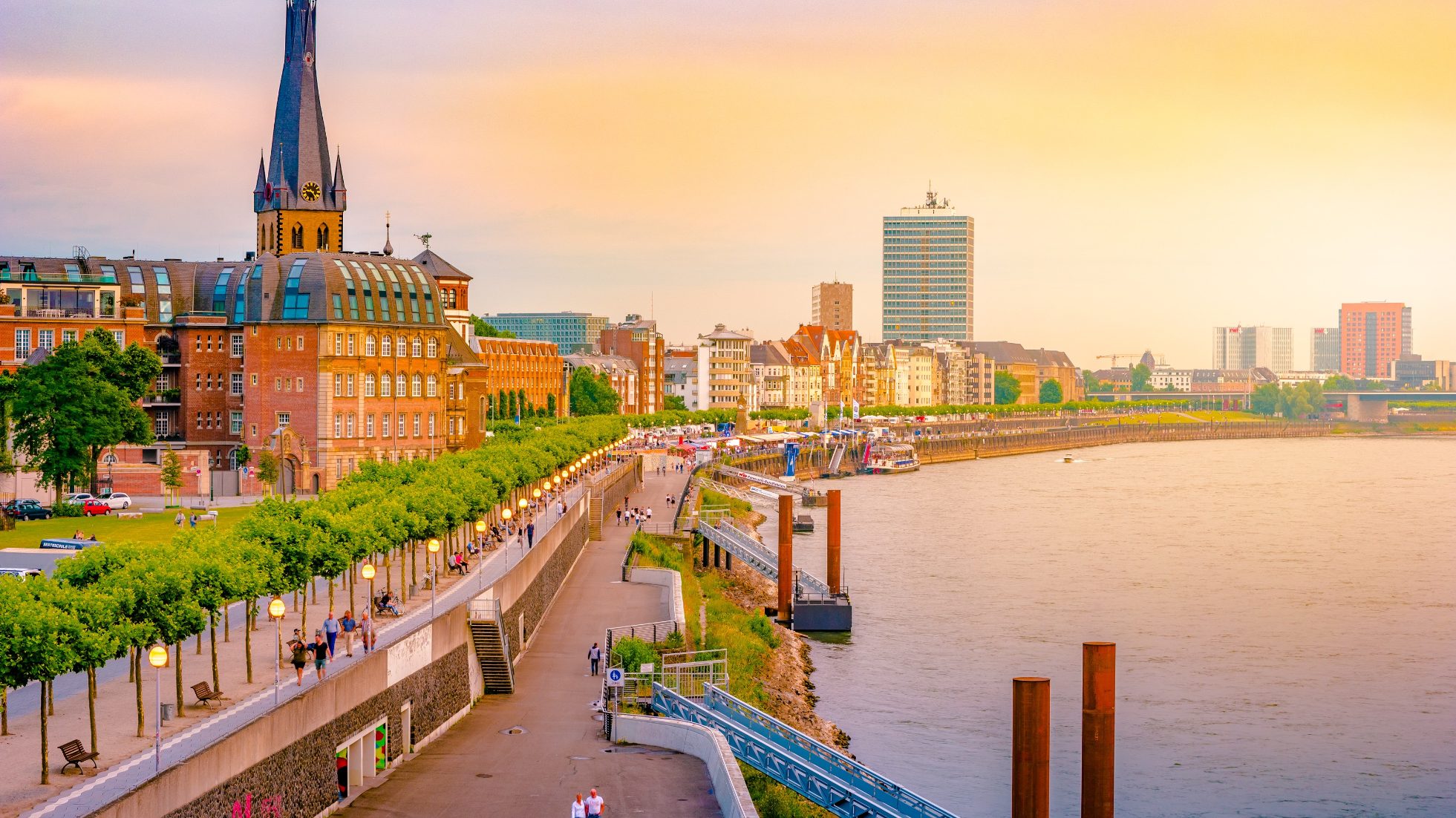 Widok na rzekę i budynki w Dusseldorf