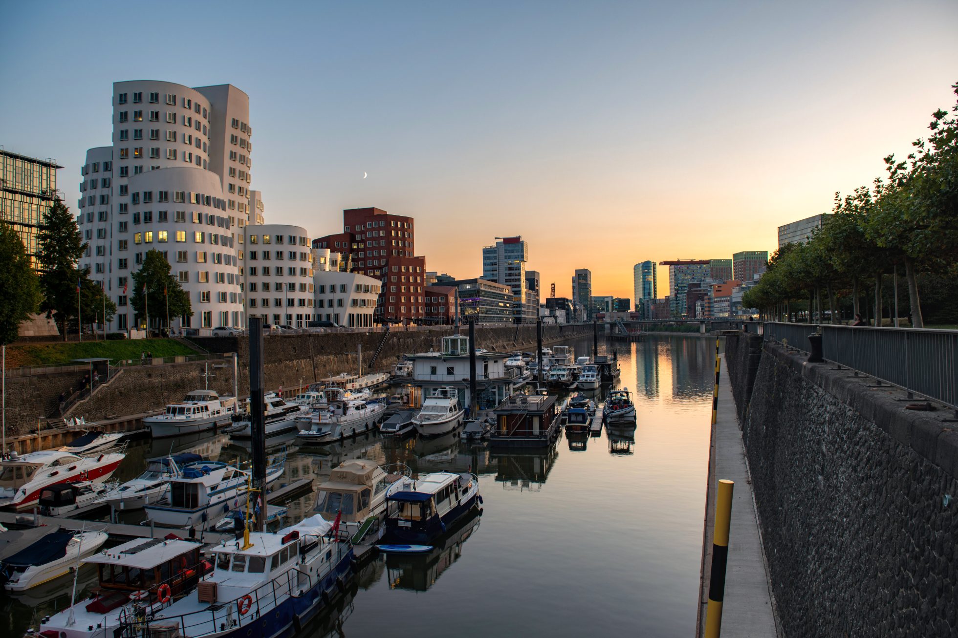 Port w Dusseldorfie o zmierzchu