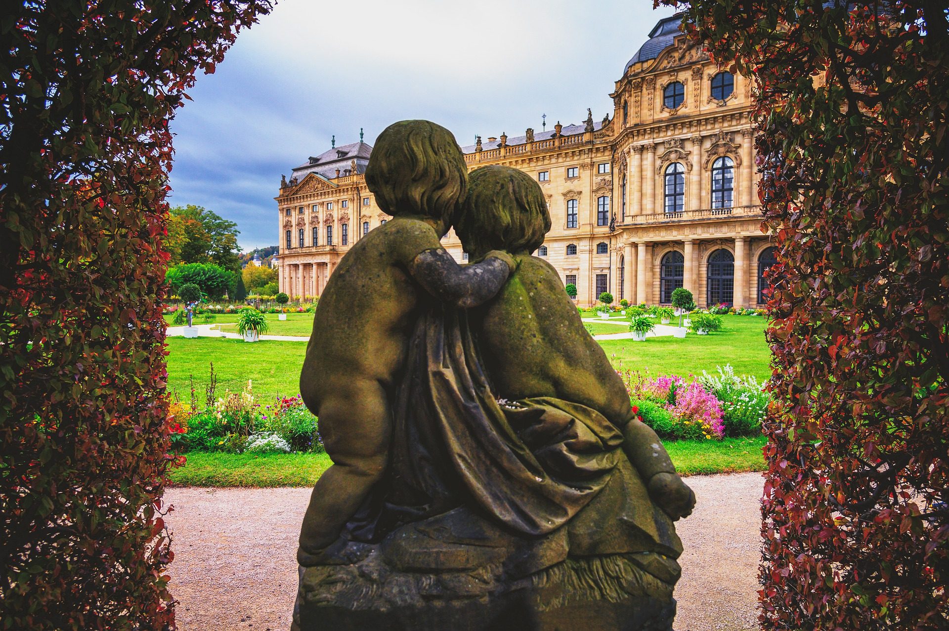 Romantyczne ujęcie pałacu biskupów w Wuzburgu w Niemczech