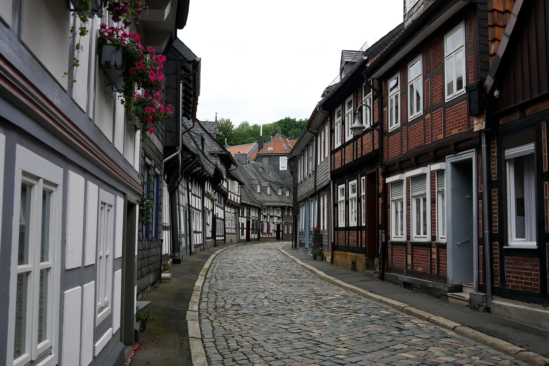 Zabytkowe domy przy ulicy w Goslar