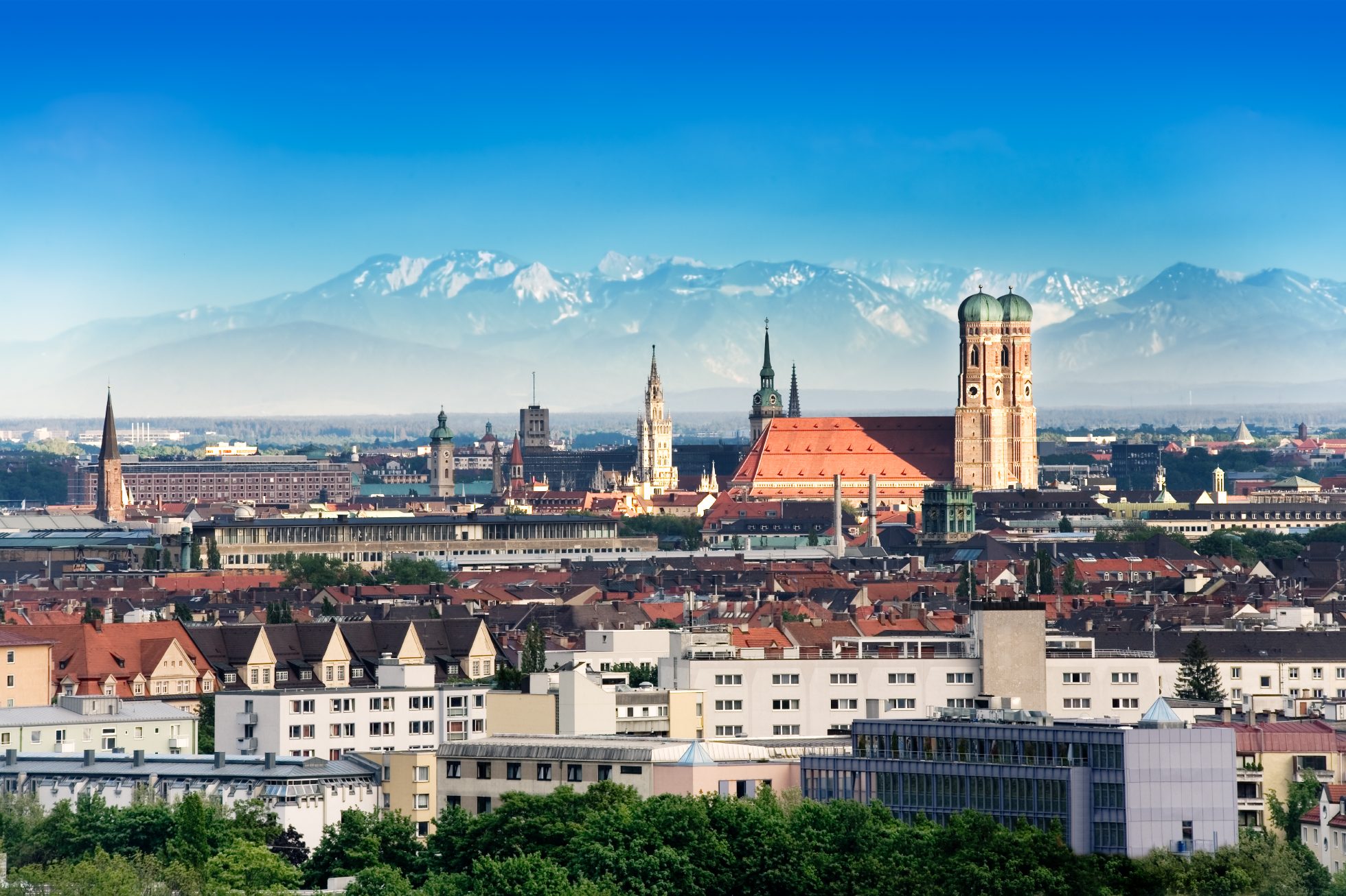 Panorama miasta na tle gór