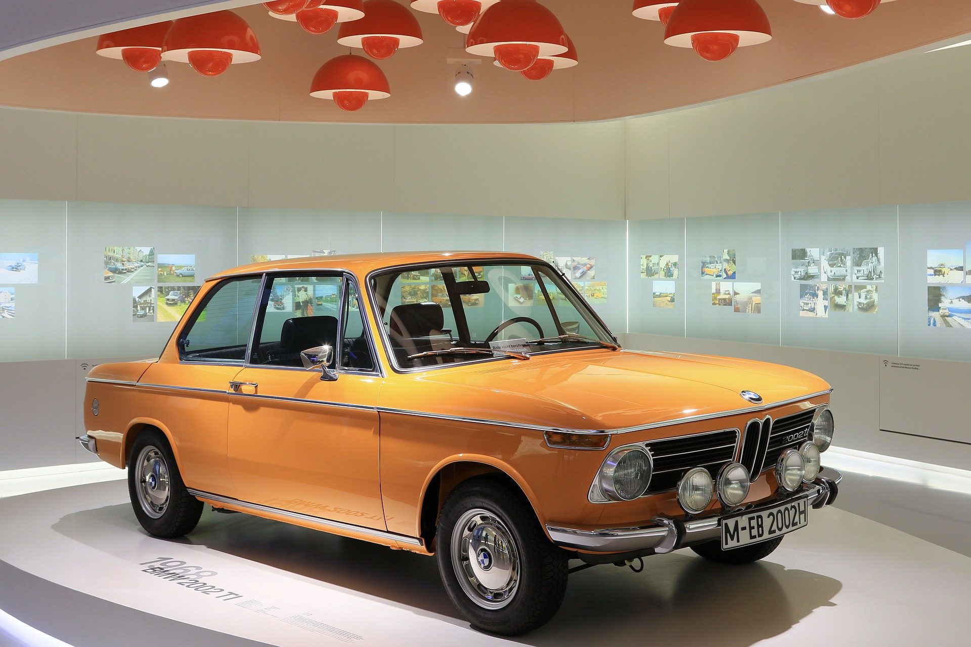 Pomarańczowe BMW na wystawie w muzeum