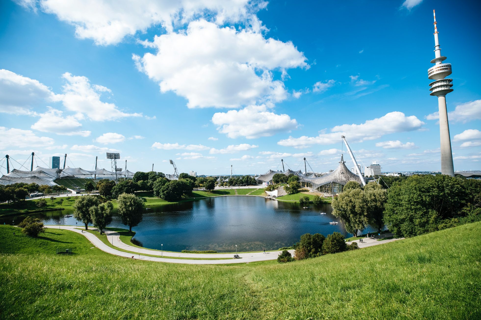 Widok na Olimpia Park w słoneczny dzień