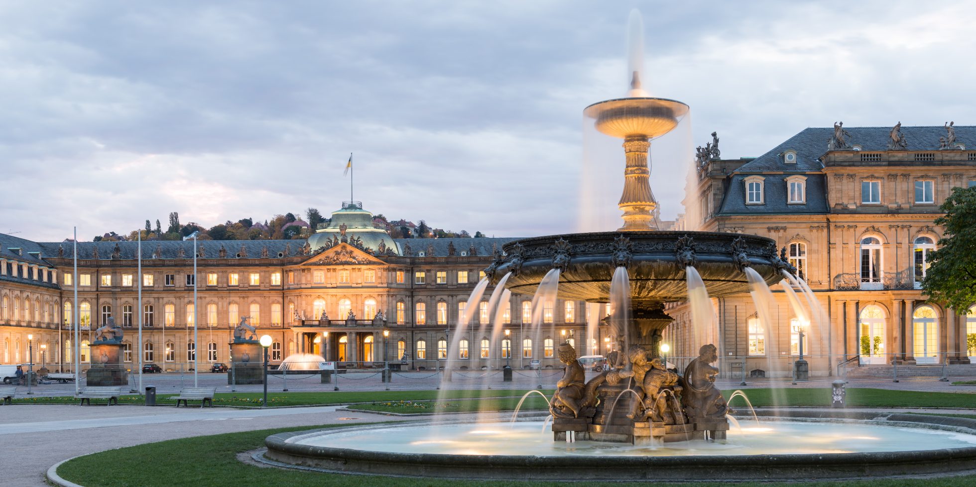 Plac Zamkowy Schlossplatz w Stuttgarcie o wczesnym poranku. Wygląd HDR