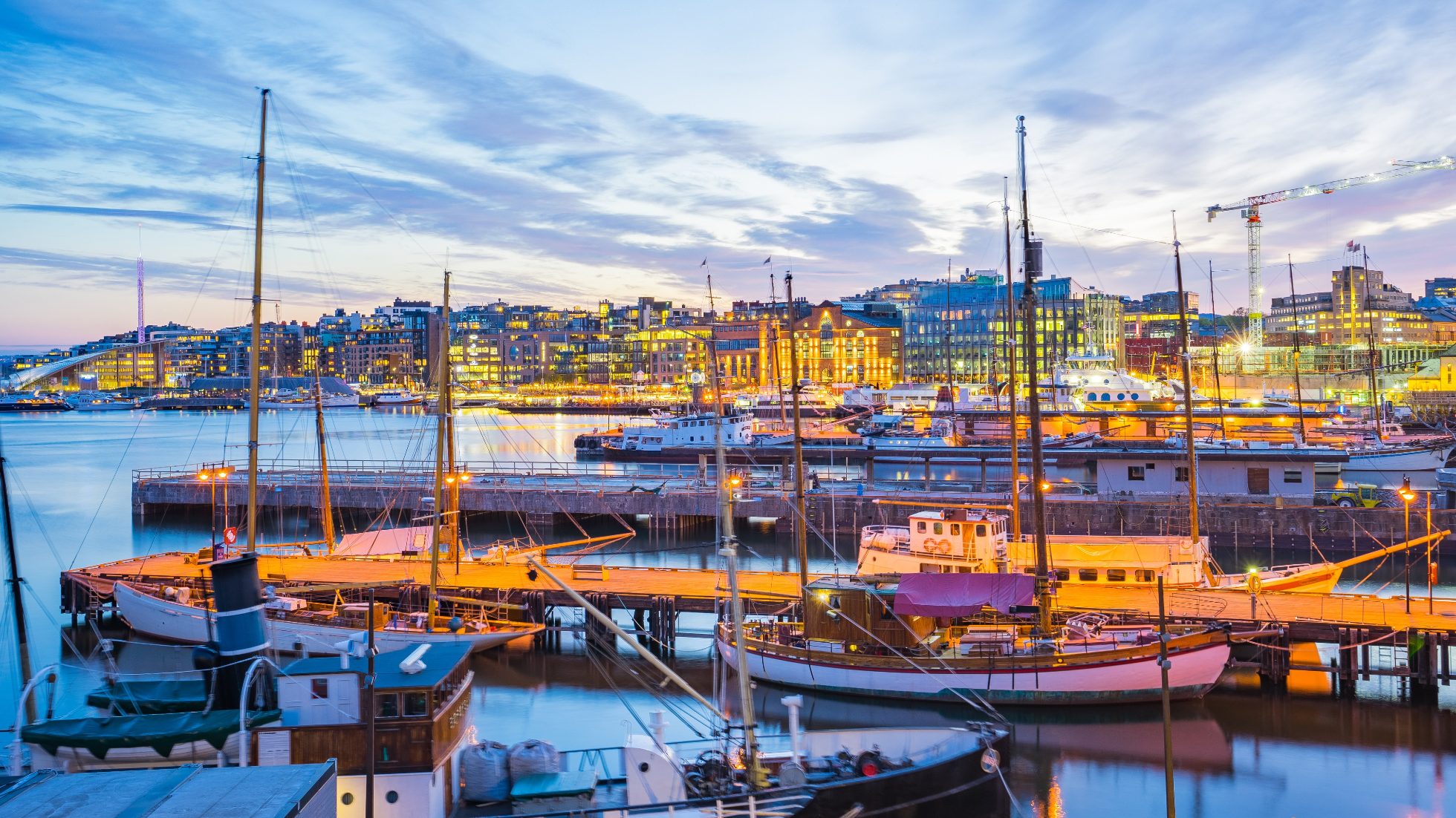 Port w Oslo z łodziami i jachtami o zmierzchu