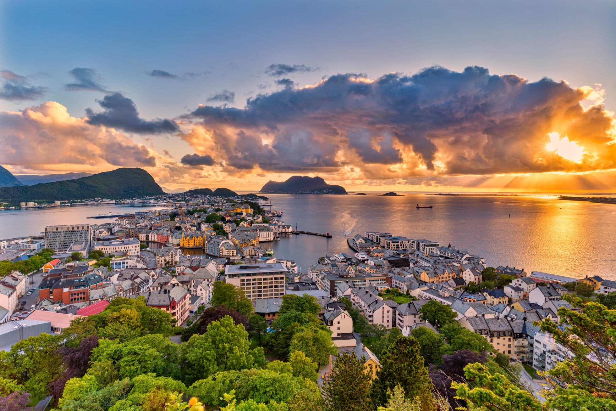 Dramatyczne niebo o zachodzie słońca nad Alesund widziane z punktu widokowego Byrampen, hrabstwo More og Romsdal, Norwegia