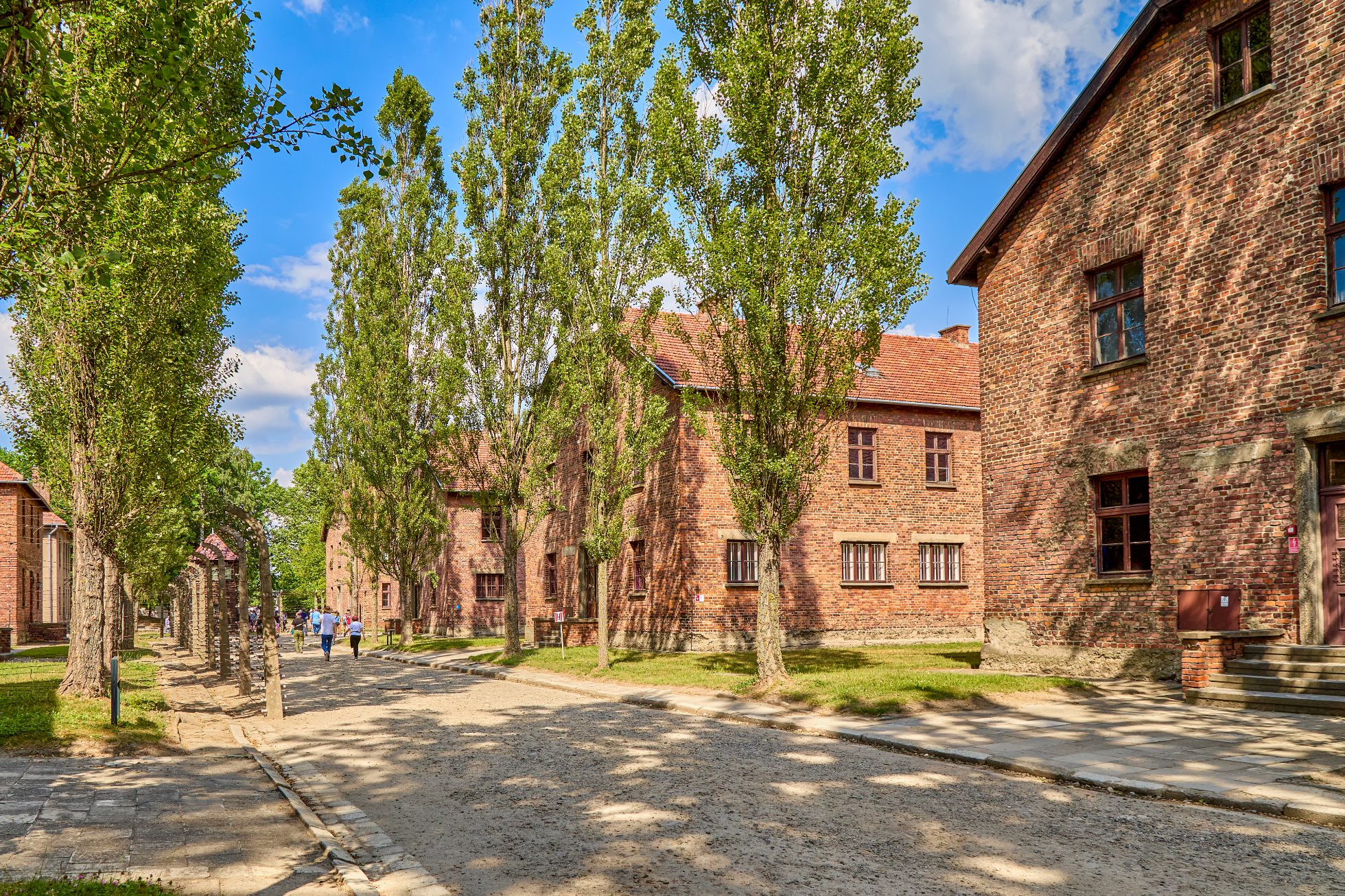 Budynki i baraki dla więźniów z drutem kolczastym w obozie koncentracyjnym Auschwitz.