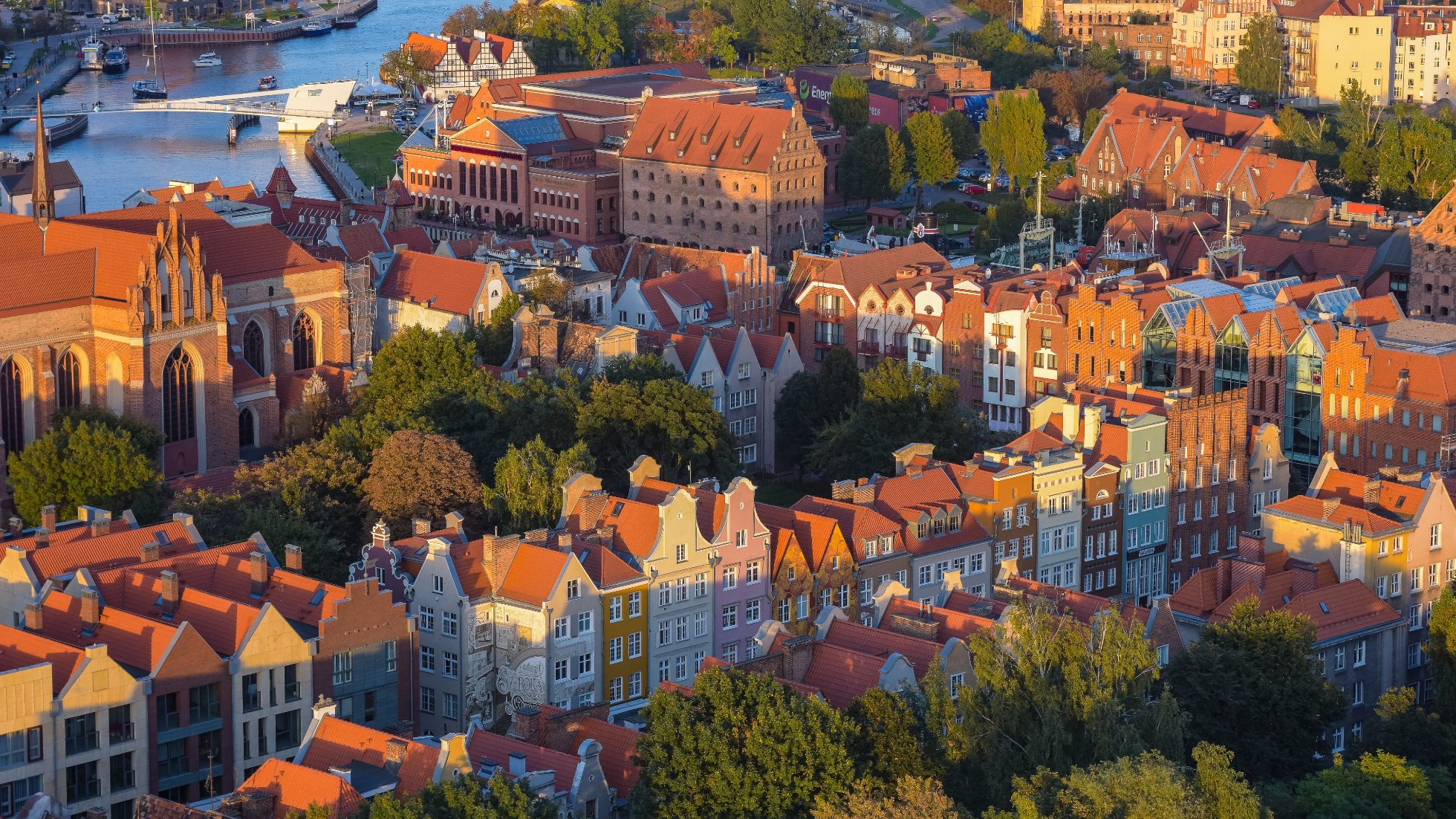 Widok z lotu ptaka na Gdańsk o zachodzie słońca