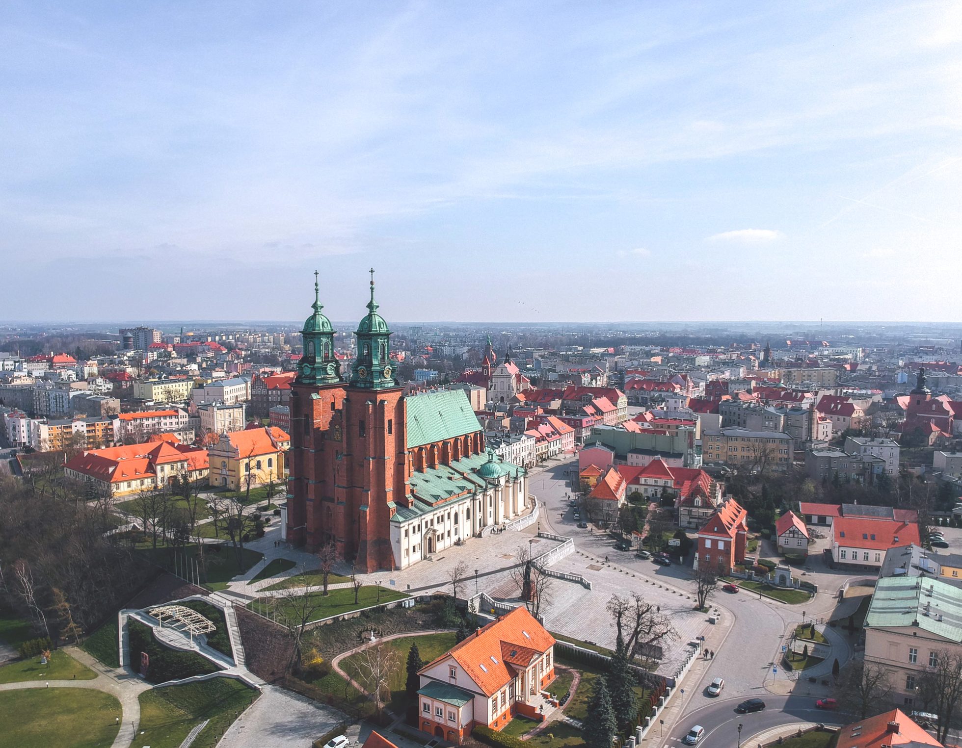 Widok z góry na Gniezno. Na 1 plan wybija się ceglana katedra, atrakcje Wielkopolski