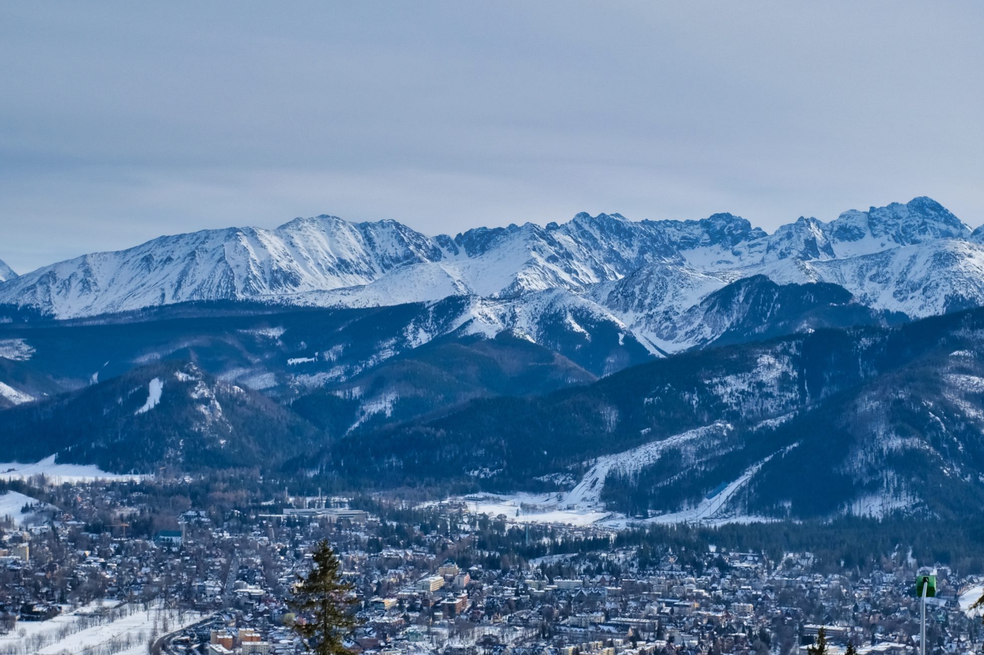Panoramiczny widok  na Zakopane i ośnieżone Tatry w ciągu dnia, gdzie na narty w Polsce