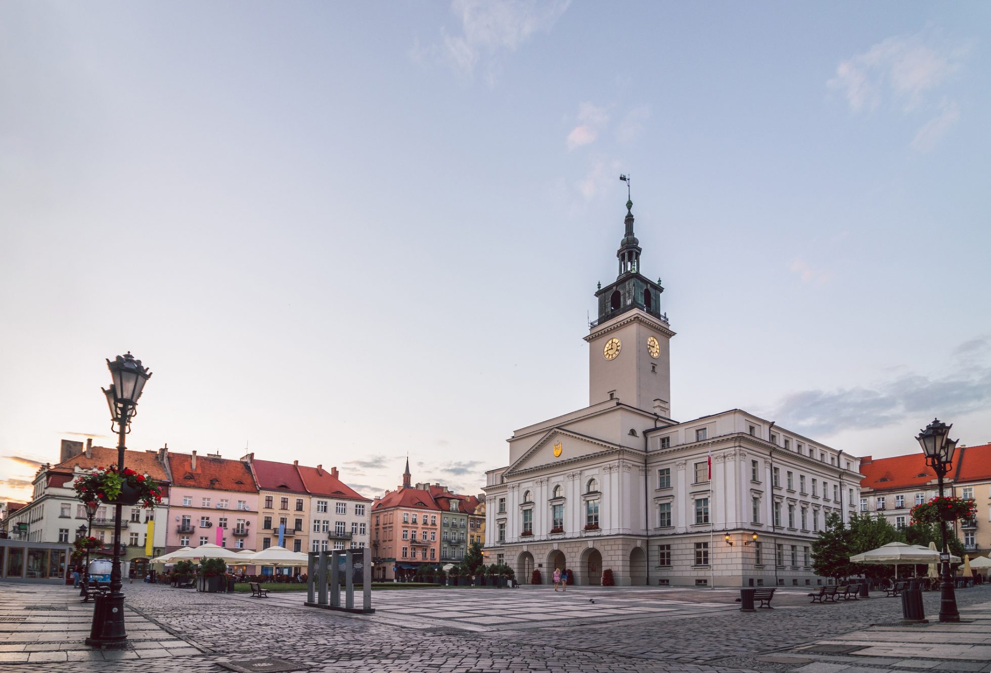 Ratusz w Kaliszu wieczorem, ciekawe miasta w Wielkopolsce