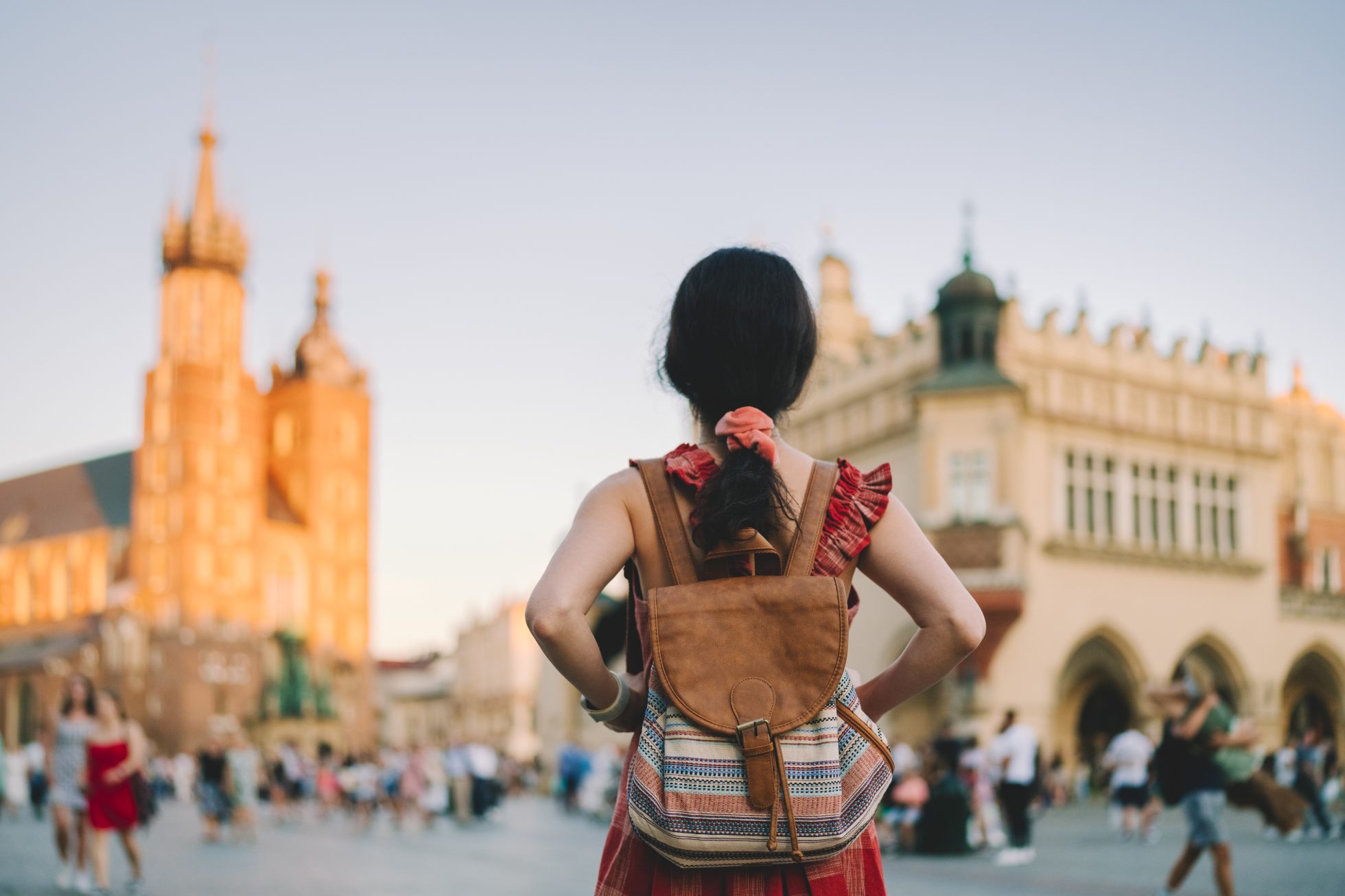 Młoda dziewczyna zwiedza rynek w Krakowie w słoneczny dzień