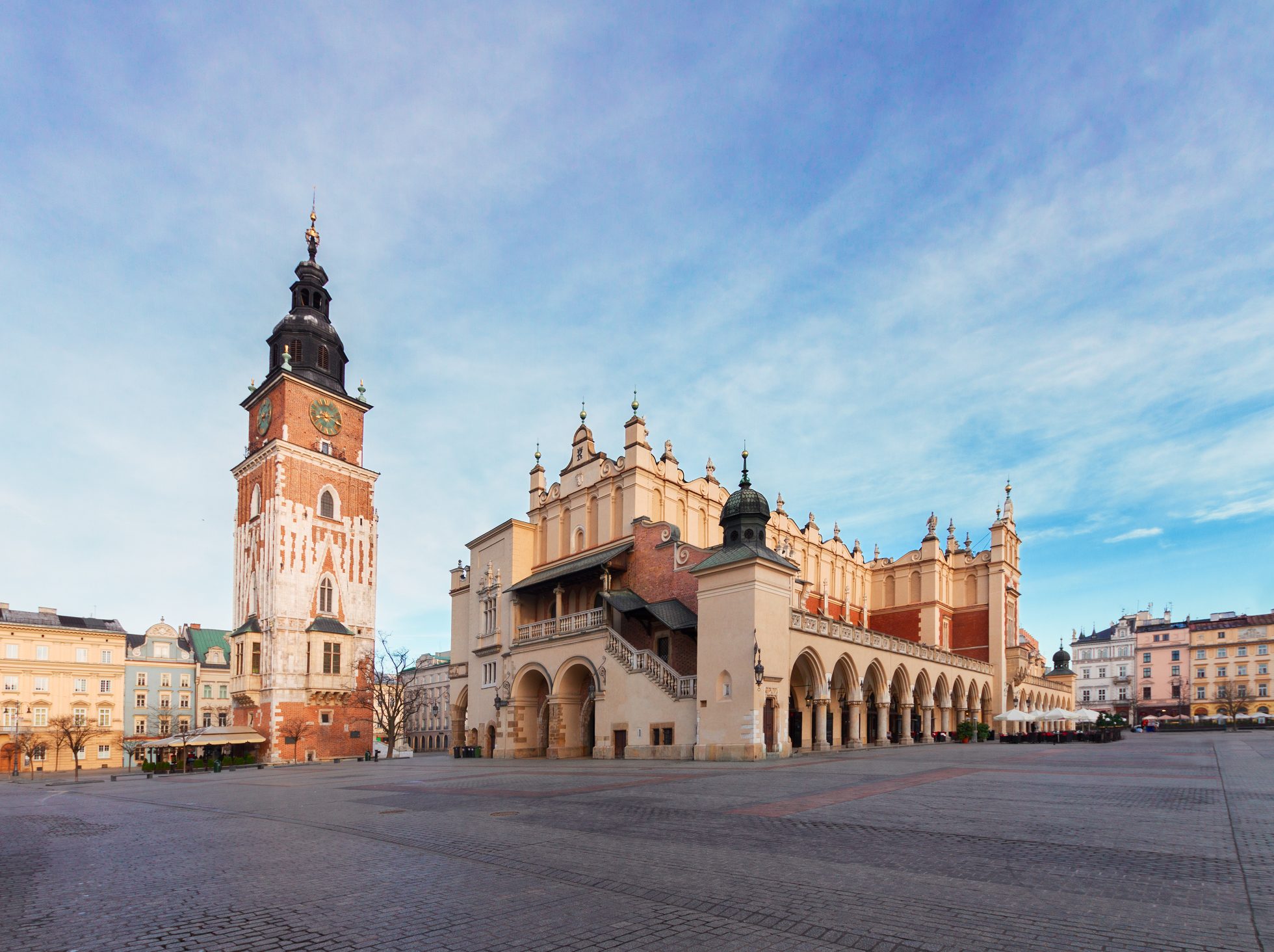 Rynek z Sukiennicami i wieżą ratuszową w Krakowie w ciągu dnia, Polska