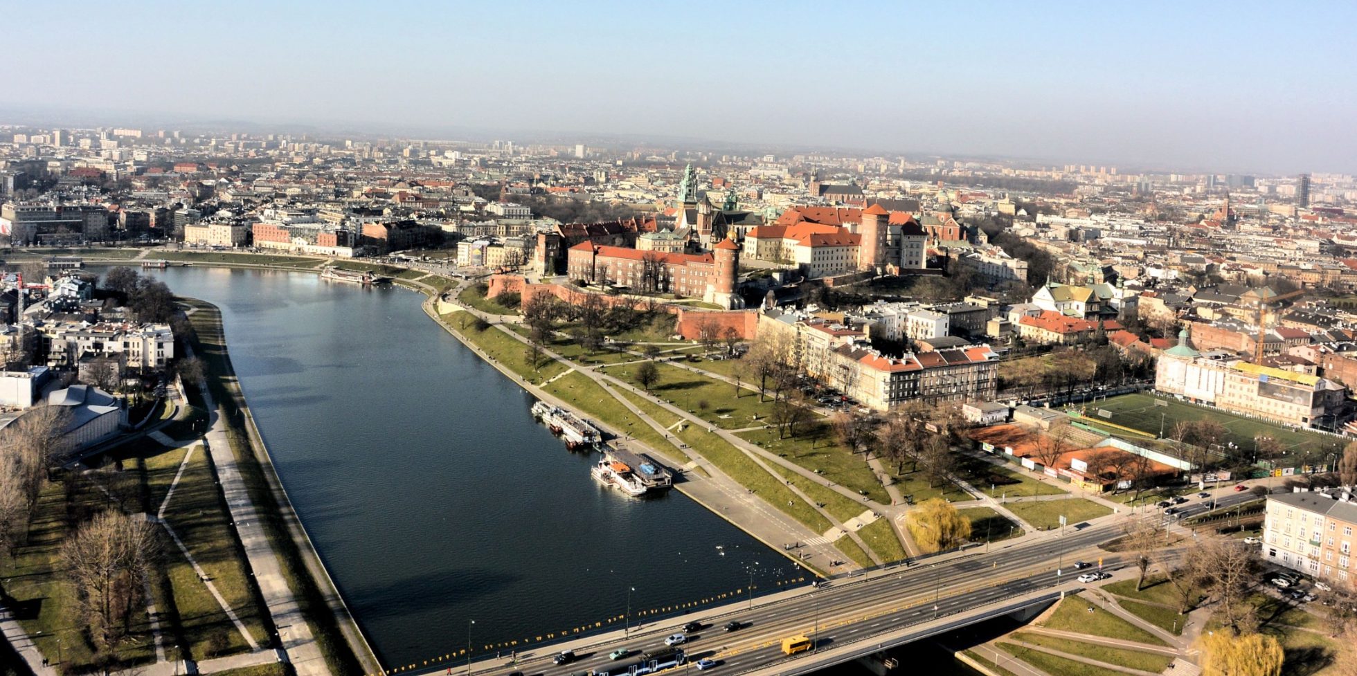 Piękny widok na wisłe w Krakowie z perspektywy lotu ptaka