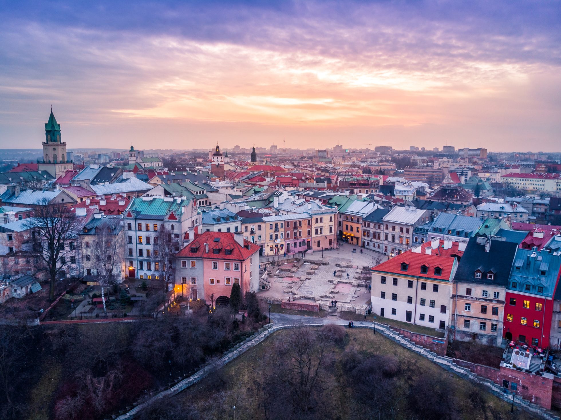 Widok na Lublin z góry przy zachodzie słońca