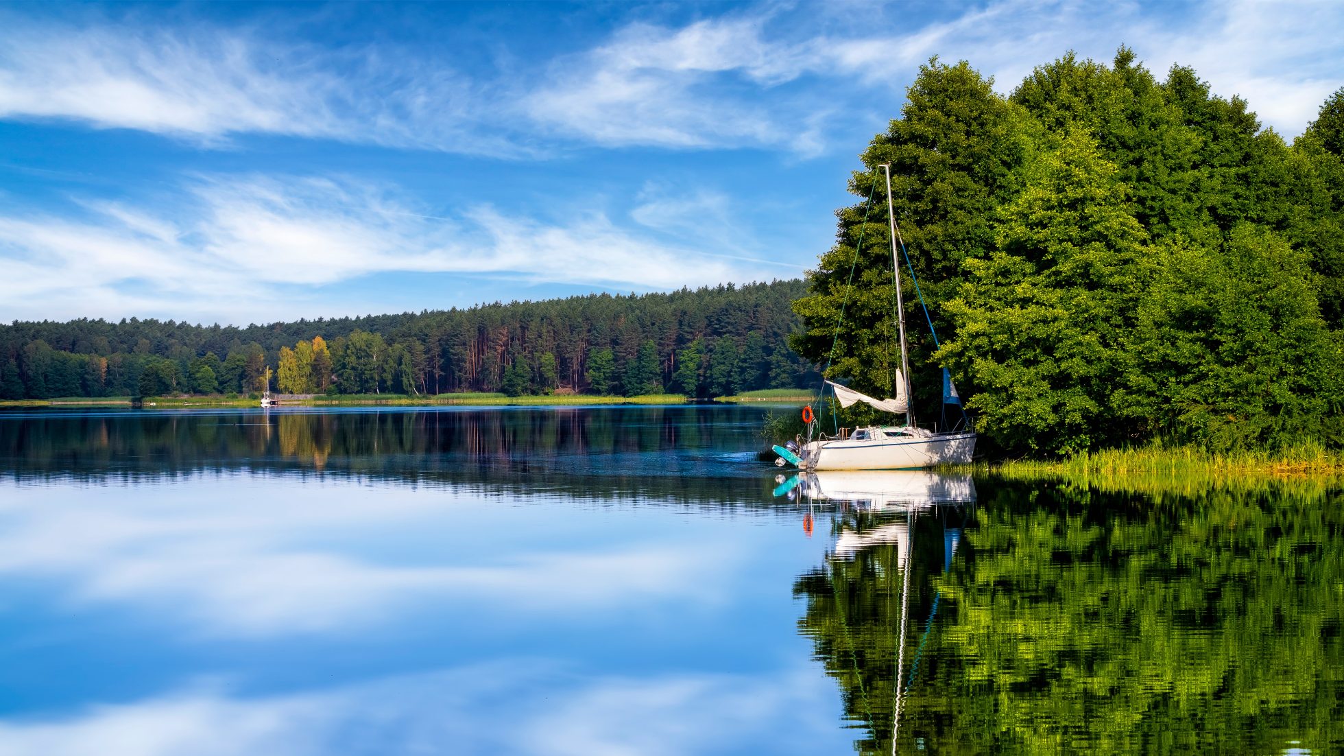 Mazury - żaglówka na jeziorze