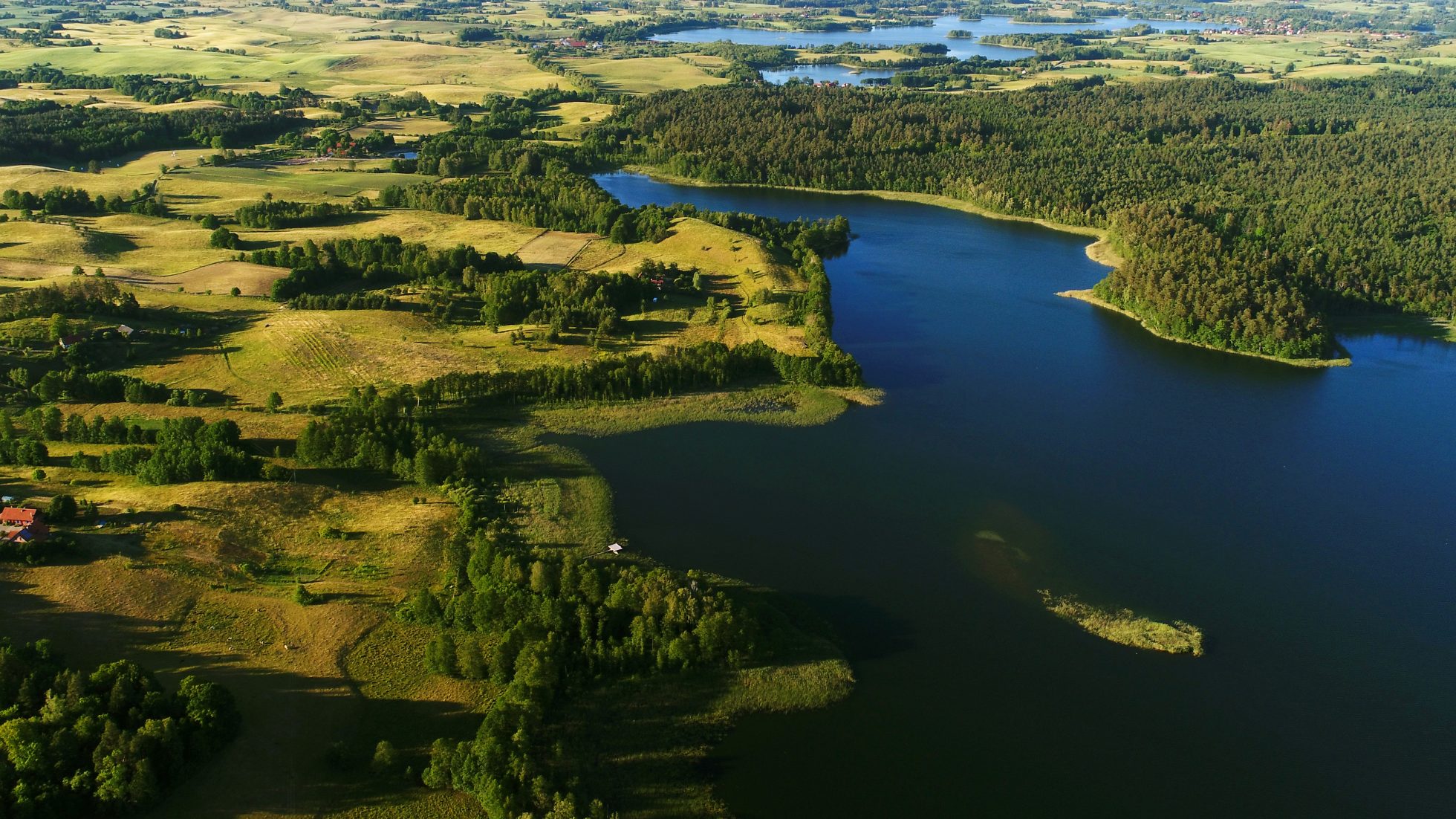 Widok z lotu ptaka na jeziora na Mazurach