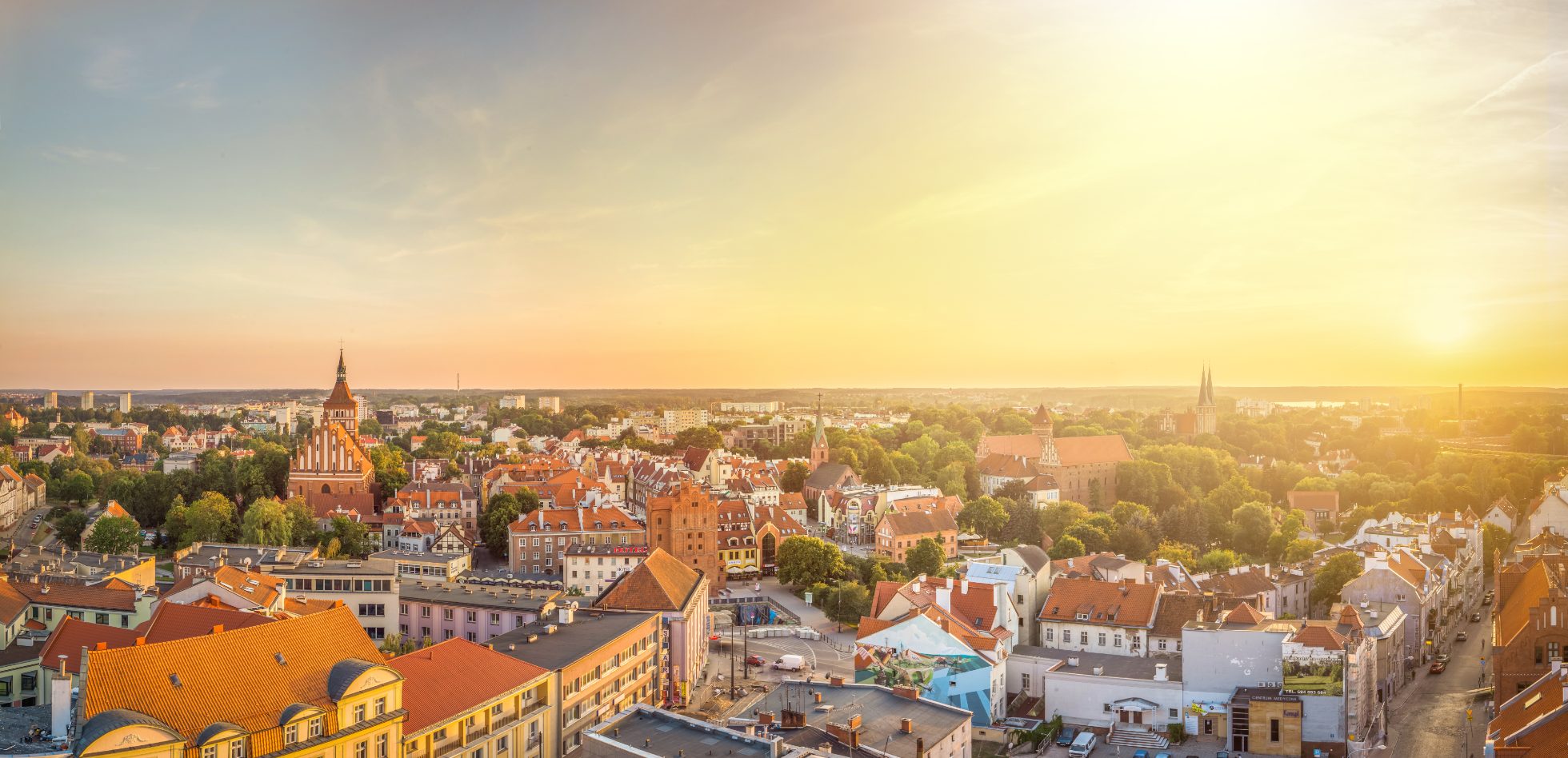 Panorama miasta o wschodzie słońca