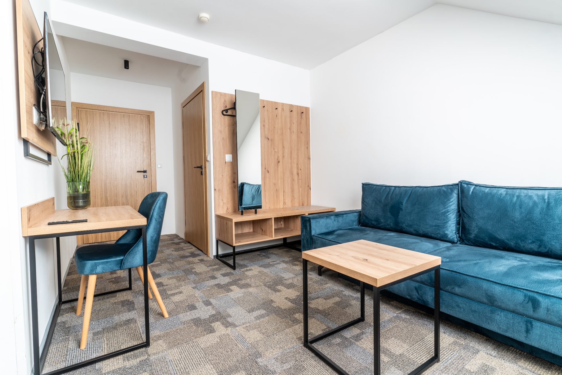 Budynek hotelu z charakterystyczną fasadą w kształcie statku pirackiego.