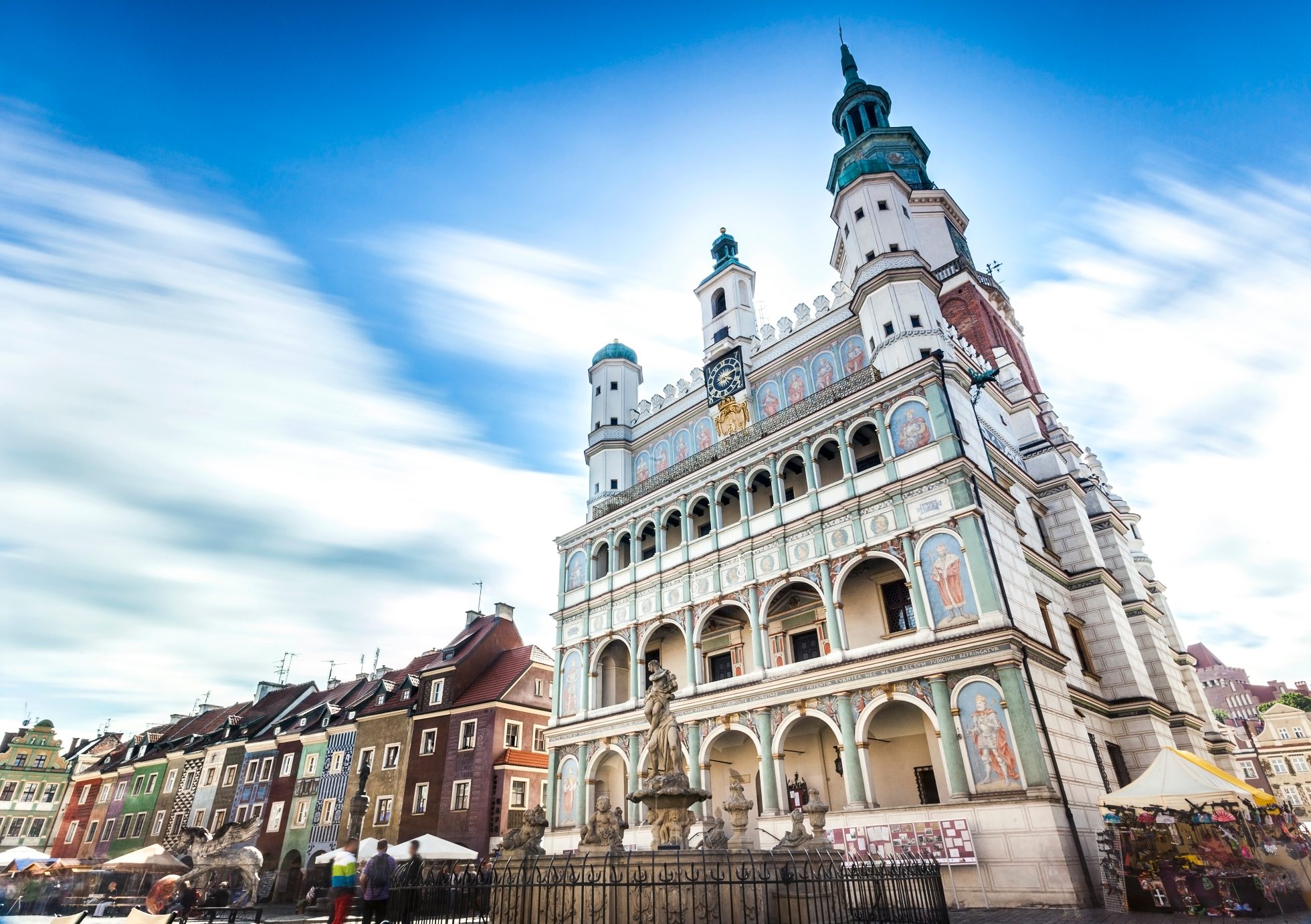 Historyczny Ratusz Poznański położony w środku głównego placu, Polska