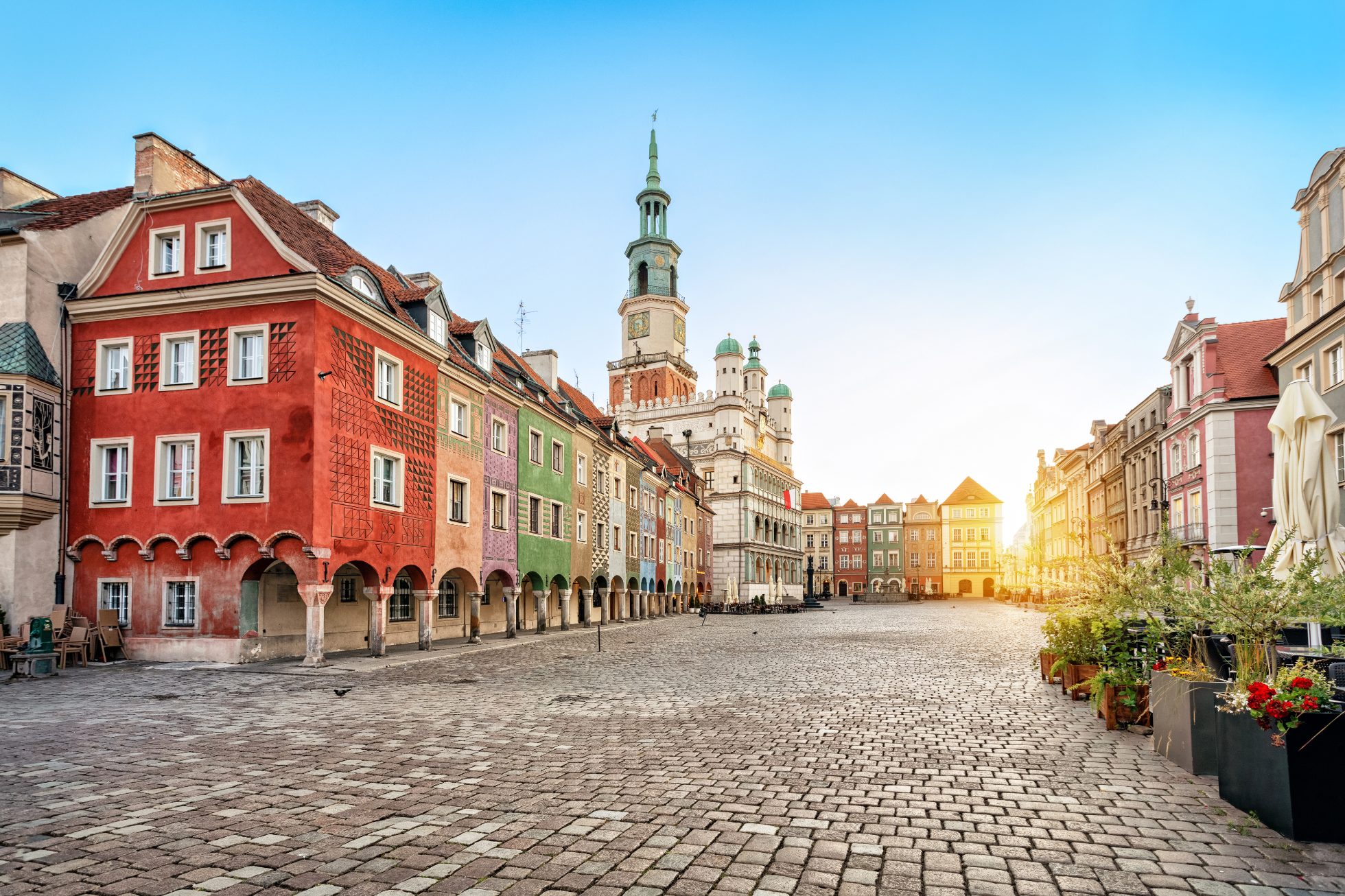 Stary Rynek z małymi kolorowymi domkami i starym Ratuszem w Poznaniu, Polska