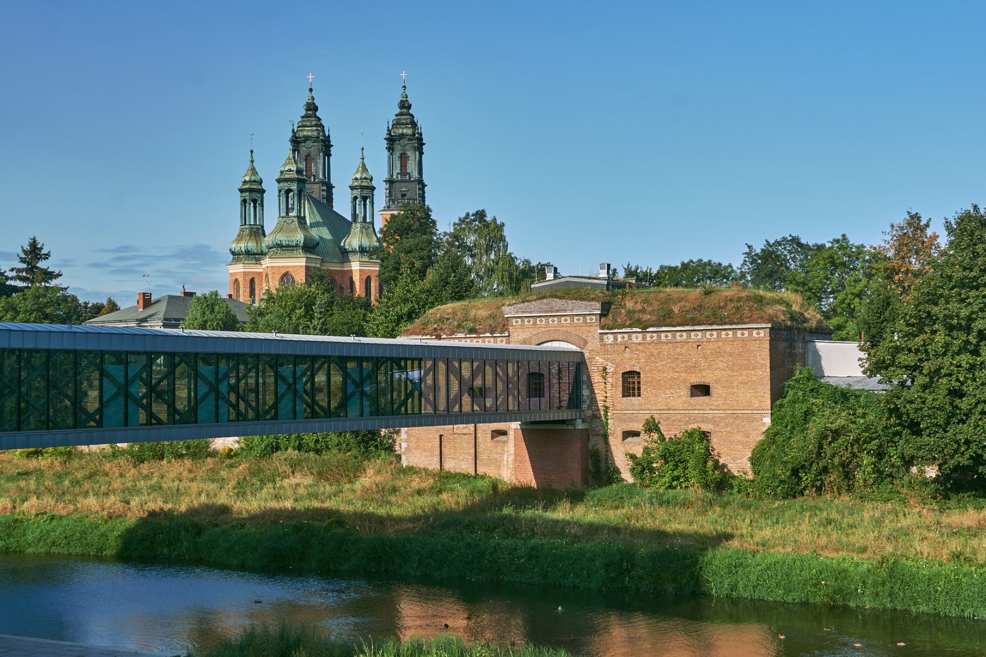 Fort pruski nad Wartą z widokiem na nowoczesną kładkę 