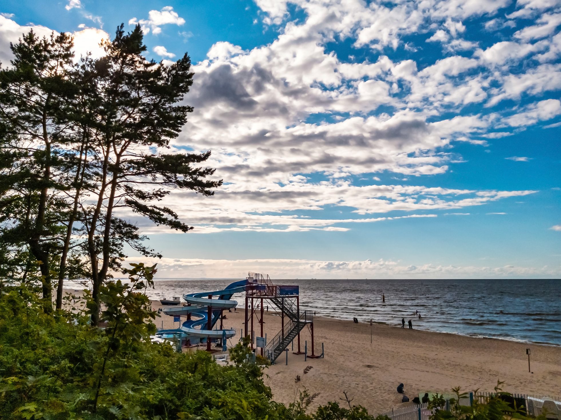 Widok plaży w Stegnie w słoneczny dzień