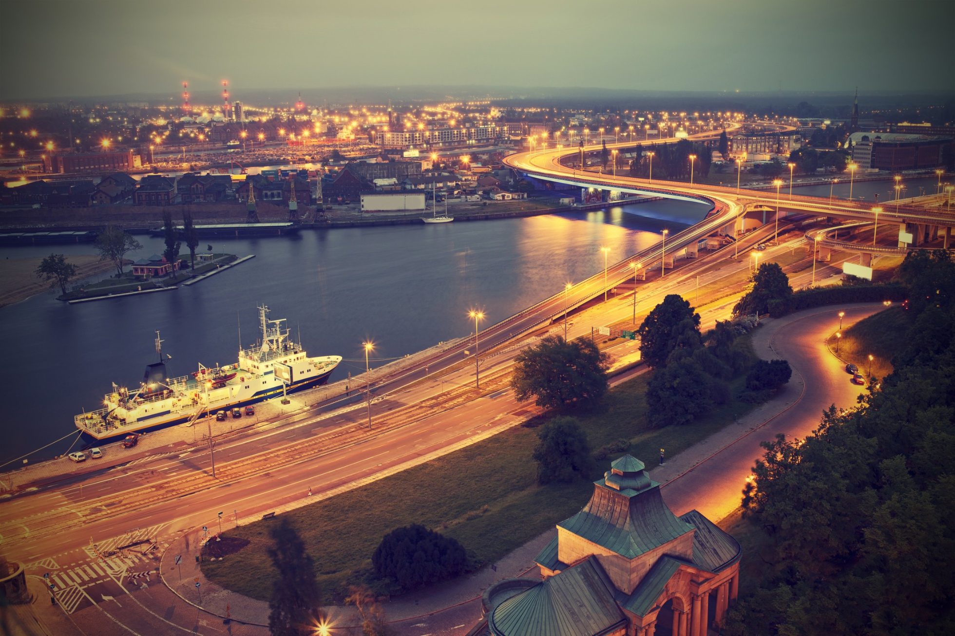 Wieczorna panorama Szczecina i widok na port, city break Szczecin