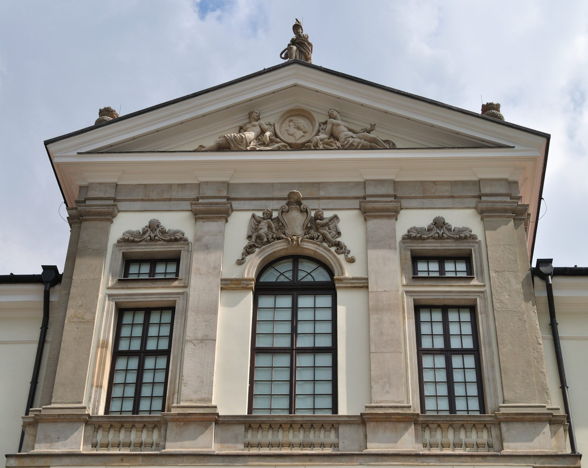 Muzeum Chopina w Warszawie. Obraz przedstawia budynek muzeum z zewnątrz, otoczone drzewami.