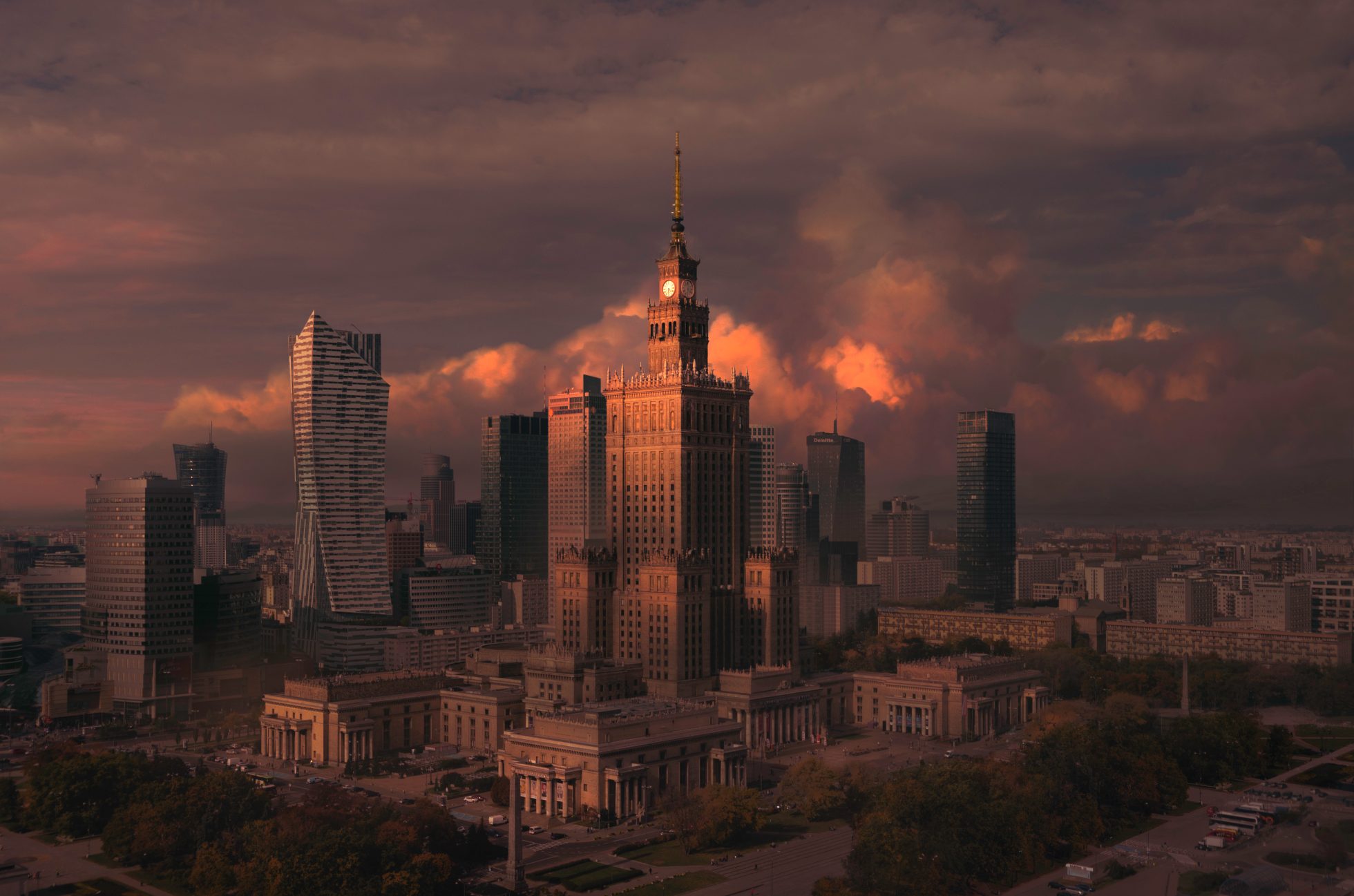 Mroczny obraz Warszawy nocą.