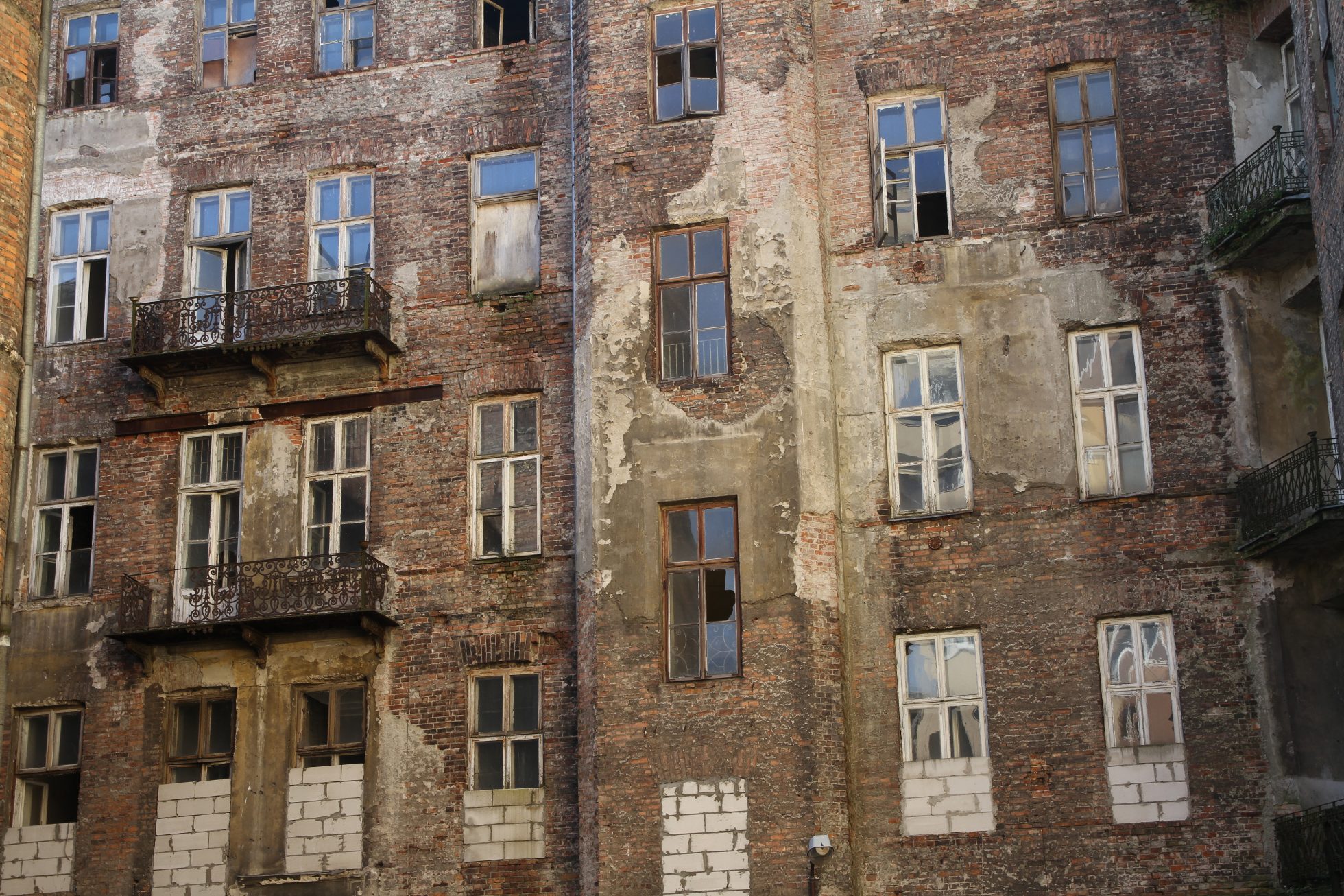 Zniszczone budynki dawnego getto w Warszawie