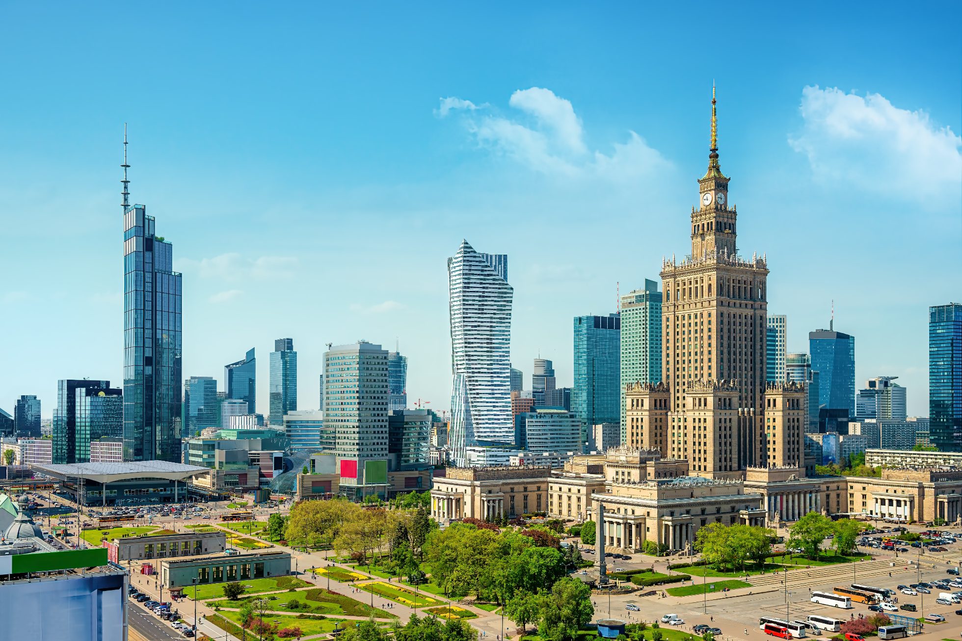 Widok na zabytkowy budynek w Warszawie przy słonecznej pogodzie.
