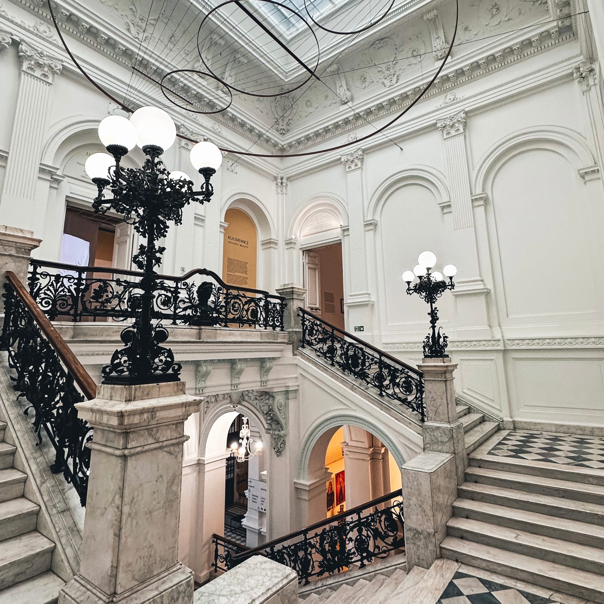 Klasycystyczne schody w Galerii Zachęta - Instagramowe miejsca w Warszawie