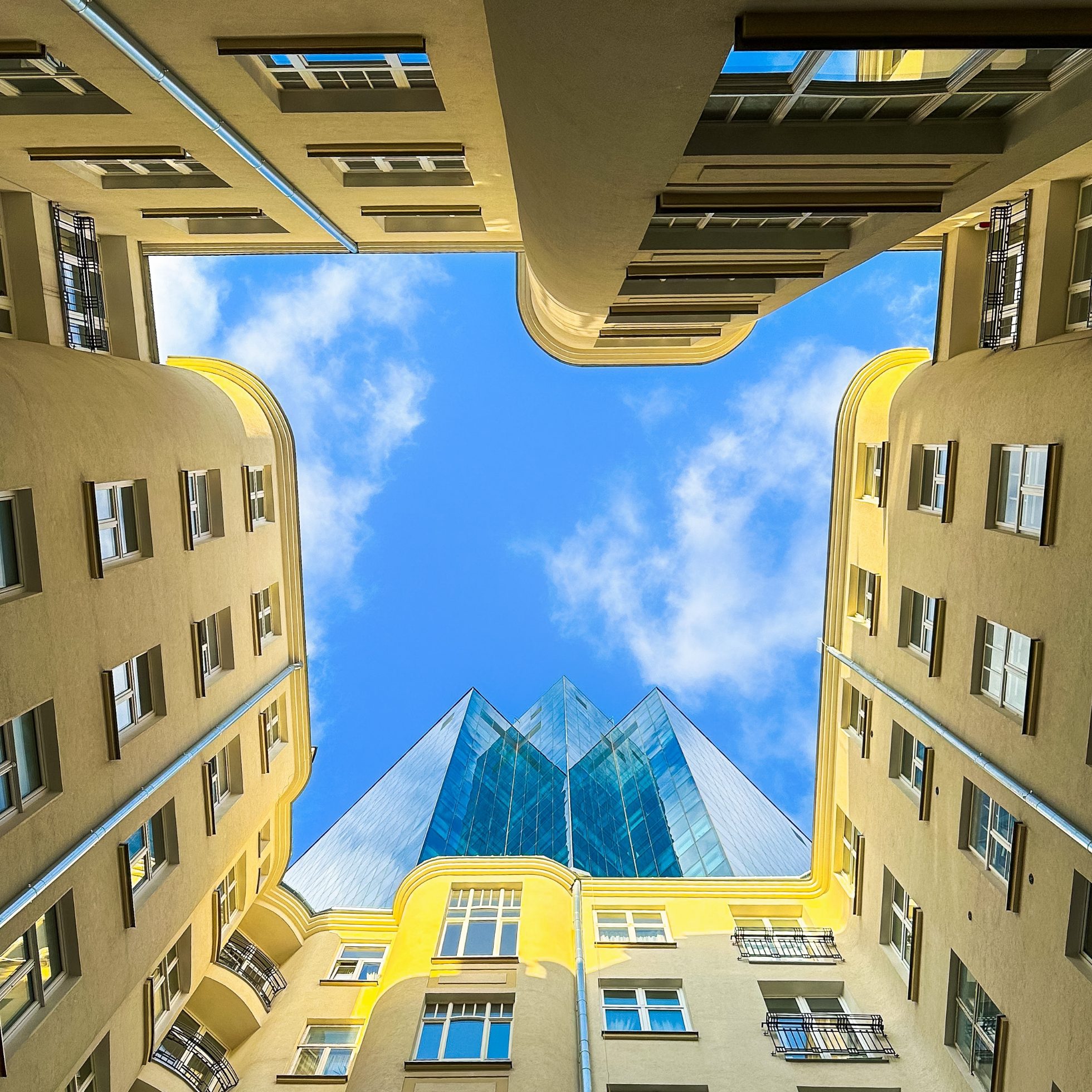 Biurowiec Moniuszki Tower w Warszawie widziany z podwórka jednej z kamienic - Instagramowe miejsca w Warszawie