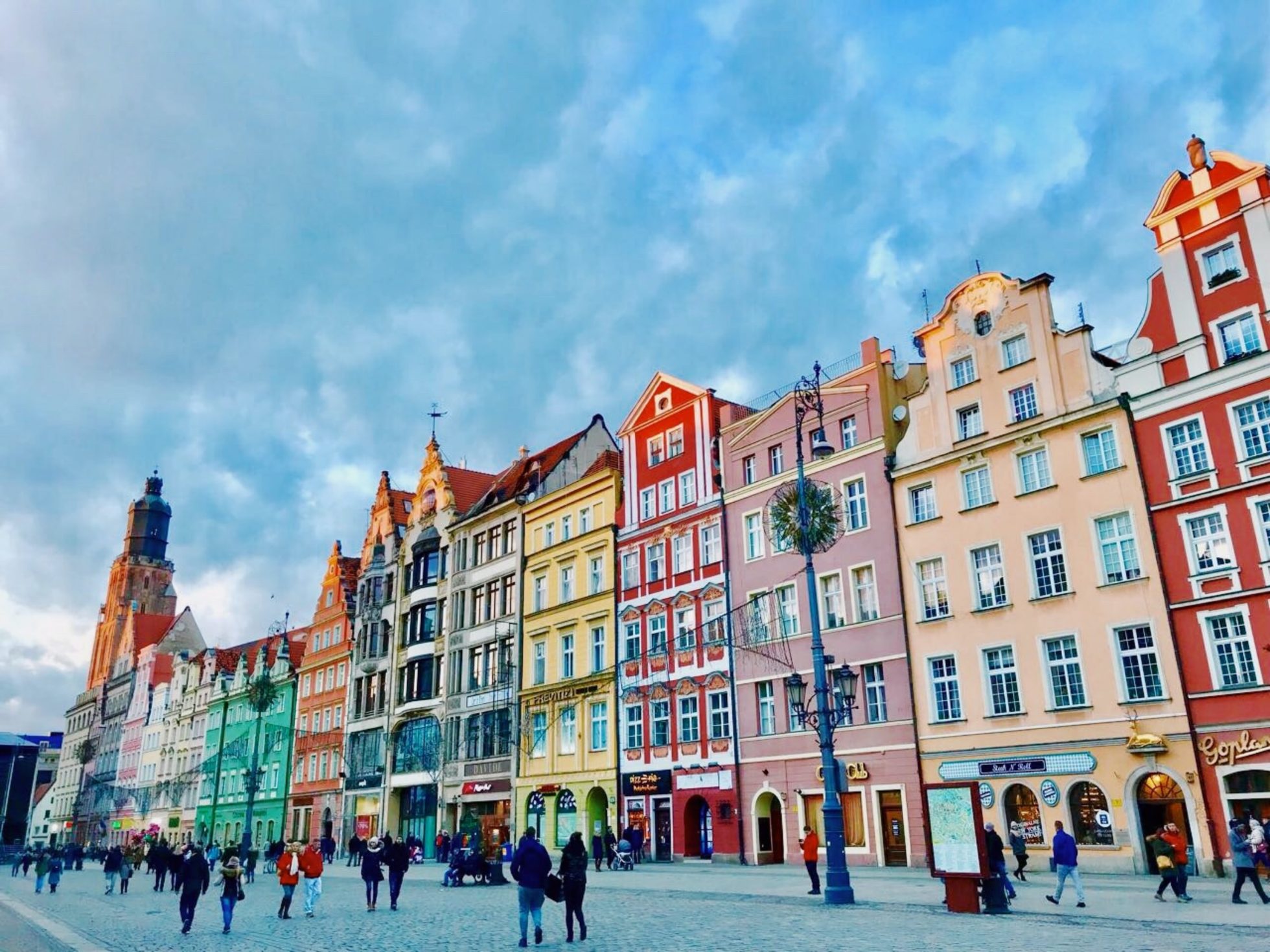 kolorowe kamienice na wrocławskim rynku, na tle niebieskiego nieba