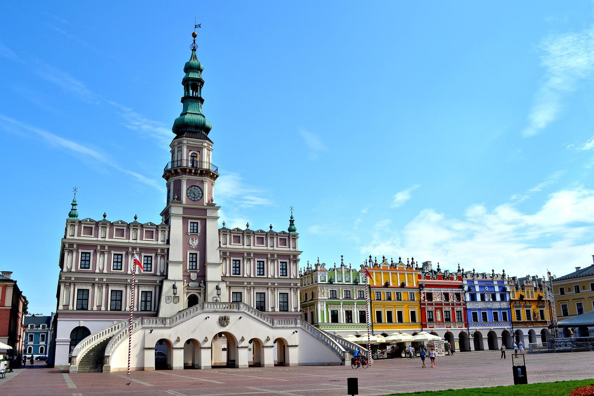 Kolorowe kamieniczki w Zamościu