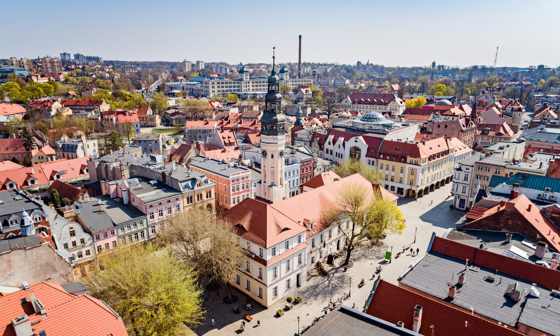 Widok z góry na ratusz i główny plac miasta Zielona Góra.