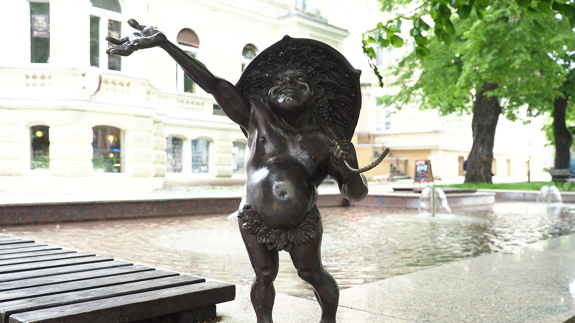 metalowa figurka Bachusika na rynku w Zielonej Górze, atrakcje Zielonej Góry