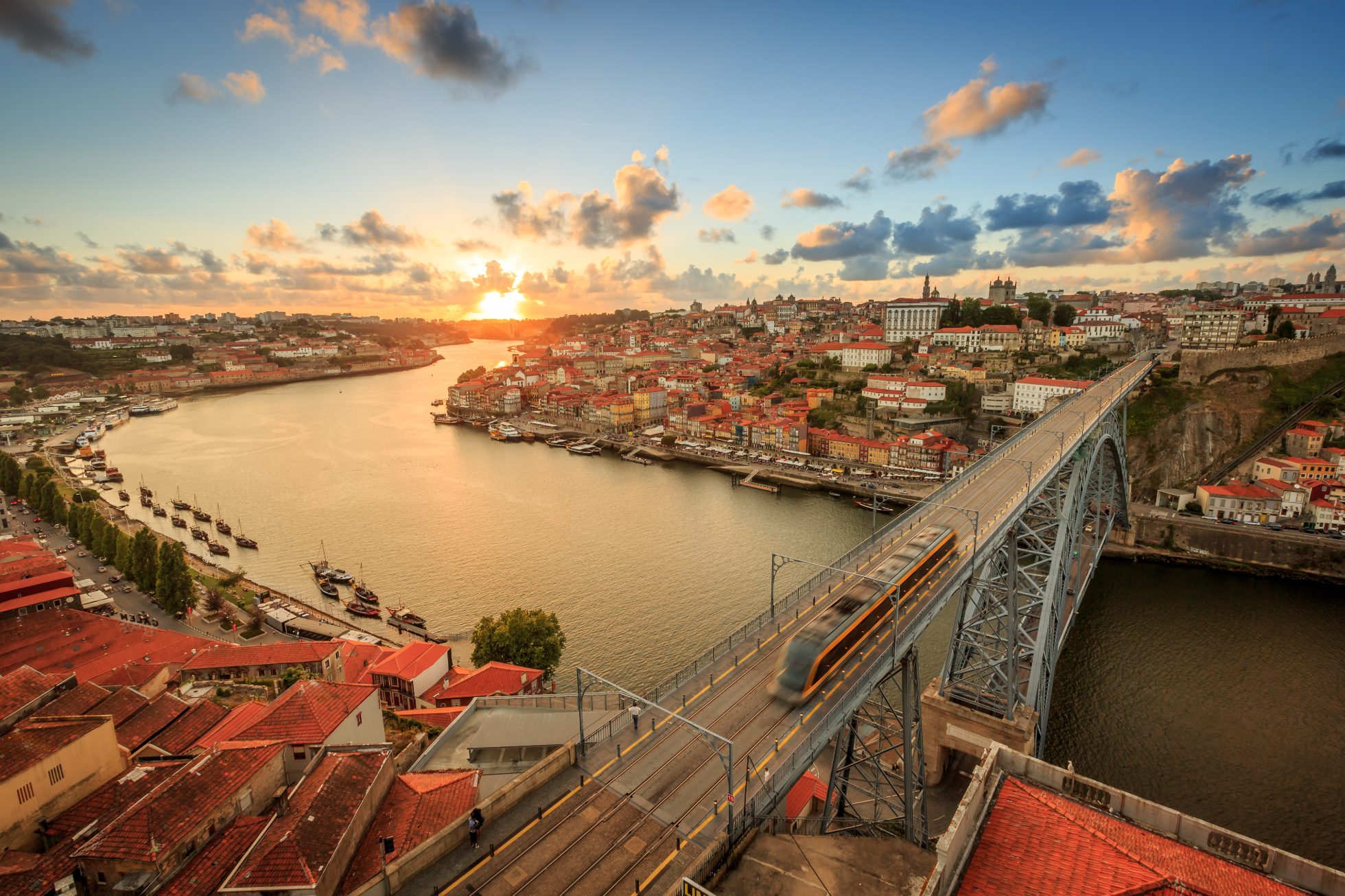 Porto o zachodzie słońca, widok na most nad rzeka
